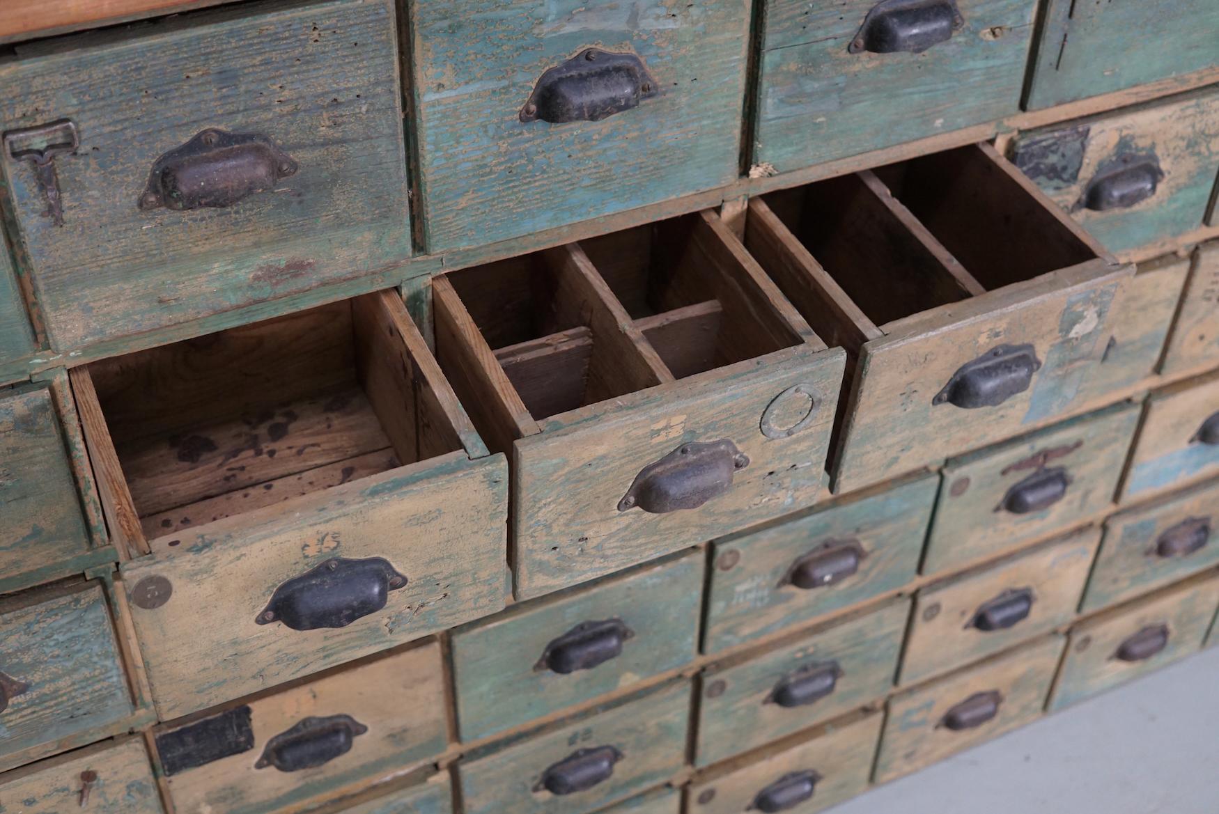 Großer französischer Schrank aus lackiertem Kiefernholz für Eisenwaren, 1950er Jahre im Angebot 11