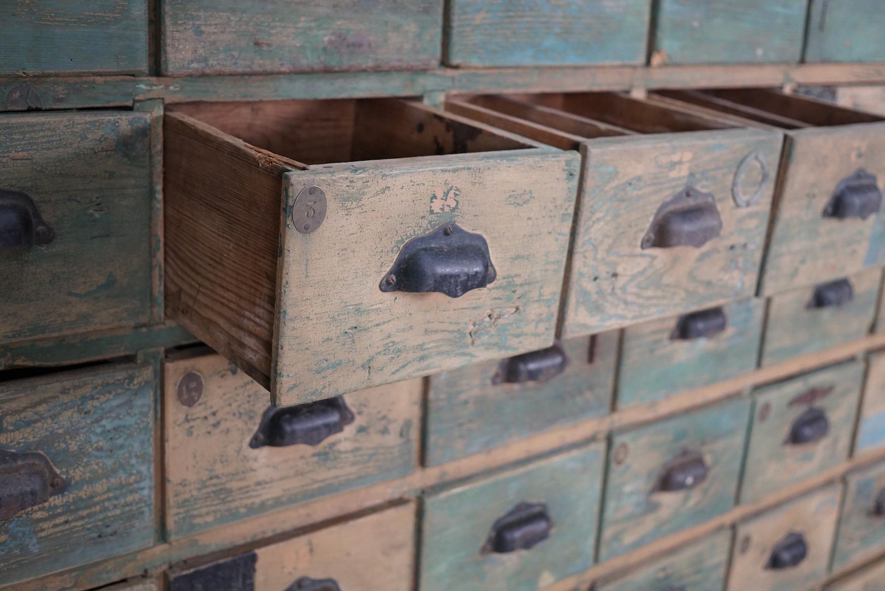 Großer französischer Schrank aus lackiertem Kiefernholz für Eisenwaren, 1950er Jahre im Angebot 12