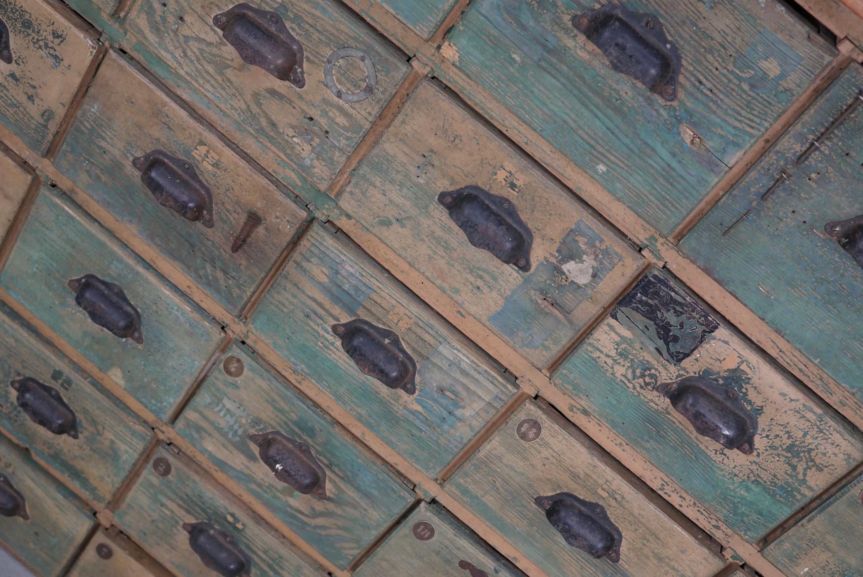 Großer französischer Schrank aus lackiertem Kiefernholz für Eisenwaren, 1950er Jahre im Angebot 13