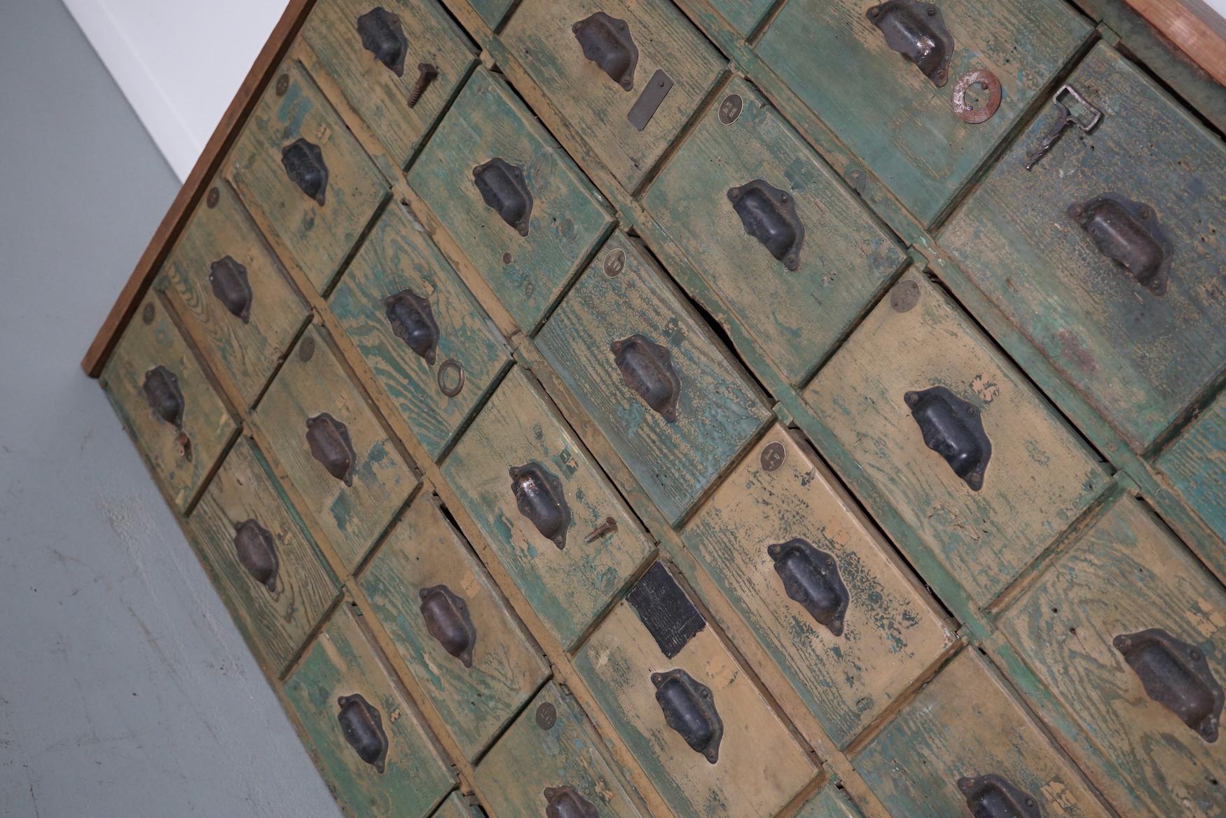 Großer französischer Schrank aus lackiertem Kiefernholz für Eisenwaren, 1950er Jahre im Angebot 14