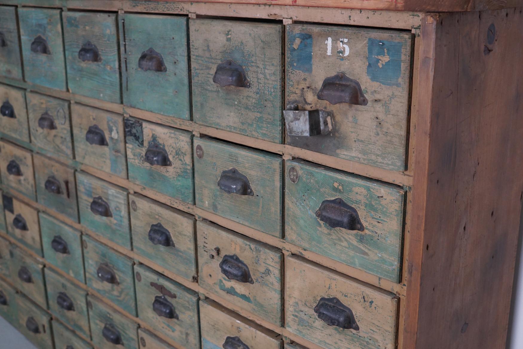 Großer französischer Schrank aus lackiertem Kiefernholz für Eisenwaren, 1950er Jahre (Industriell) im Angebot