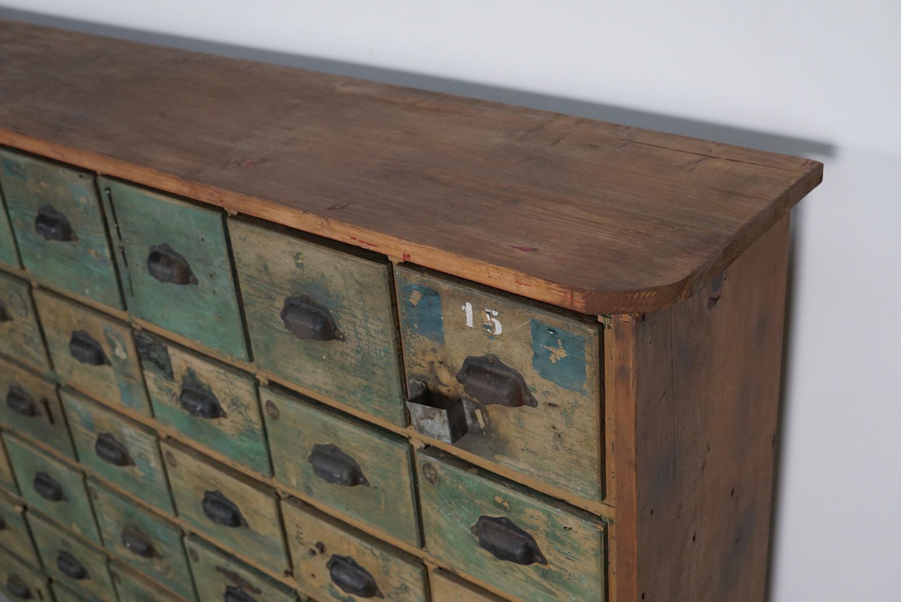 Großer französischer Schrank aus lackiertem Kiefernholz für Eisenwaren, 1950er Jahre (Französisch) im Angebot