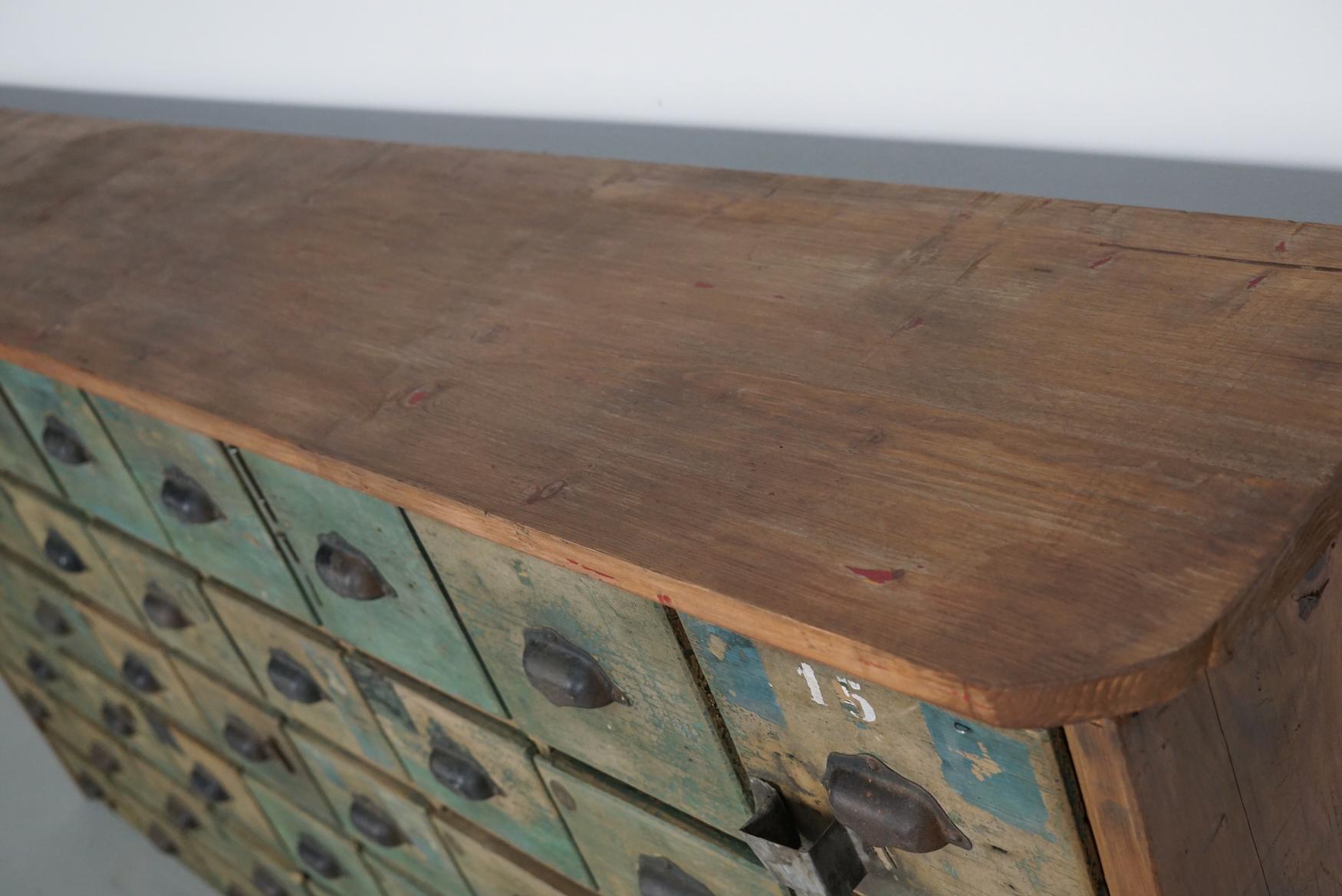 Großer französischer Schrank aus lackiertem Kiefernholz für Eisenwaren, 1950er Jahre im Zustand „Gut“ im Angebot in Nijmegen, NL