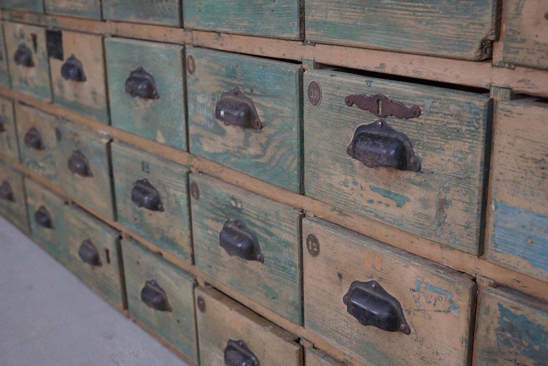 Großer französischer Schrank aus lackiertem Kiefernholz für Eisenwaren, 1950er Jahre im Angebot 2
