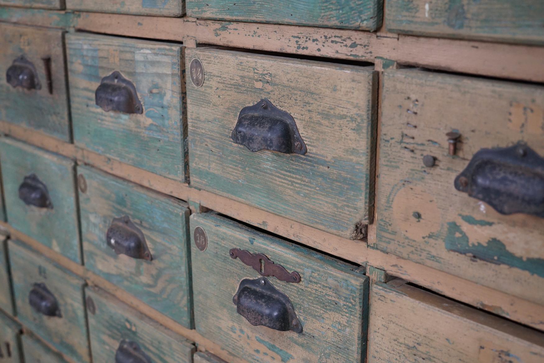 Großer französischer Schrank aus lackiertem Kiefernholz für Eisenwaren, 1950er Jahre im Angebot 3