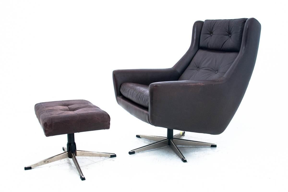 Comfortable armchair with a footstool, Denmark, 1960s
Industrial / American style
The set has original leather.

Dimensions:

Armchair height 90 cm, seat height 47 cm, depth 95 cm, width 80 cm

Footrest height 37 cm, width 52 cm, depth 39 cm.
