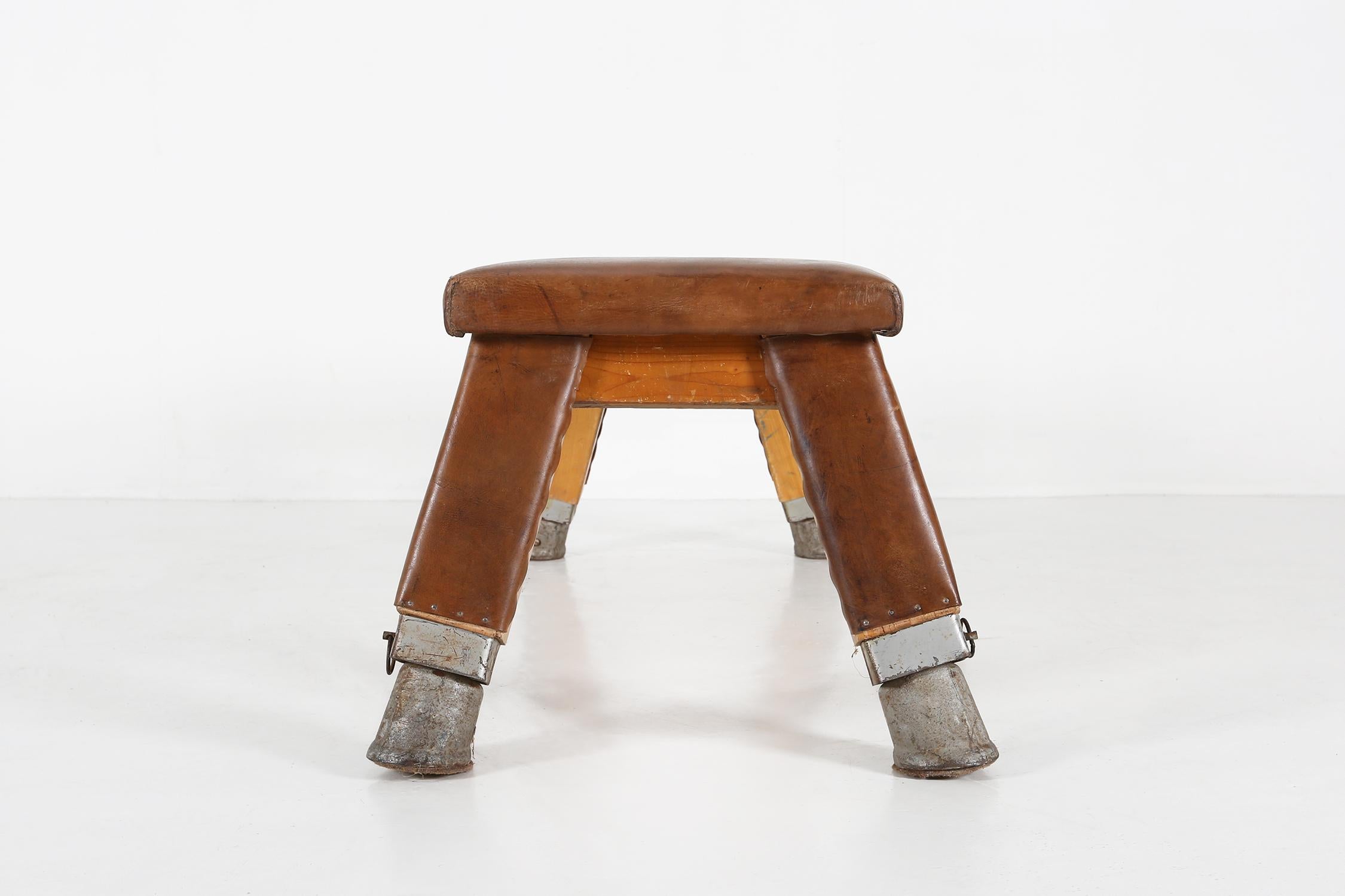 Banc industriel en cuir 1930 en vente 2