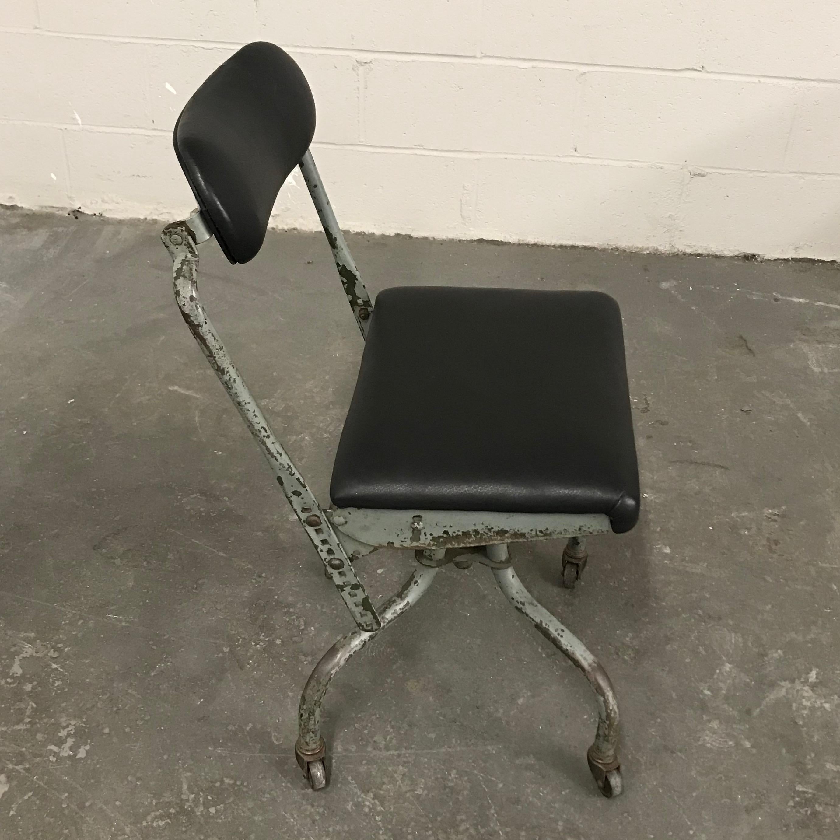 Silla de escritorio giratoria de cuero industrial by Fritz Cross Estadounidense en venta