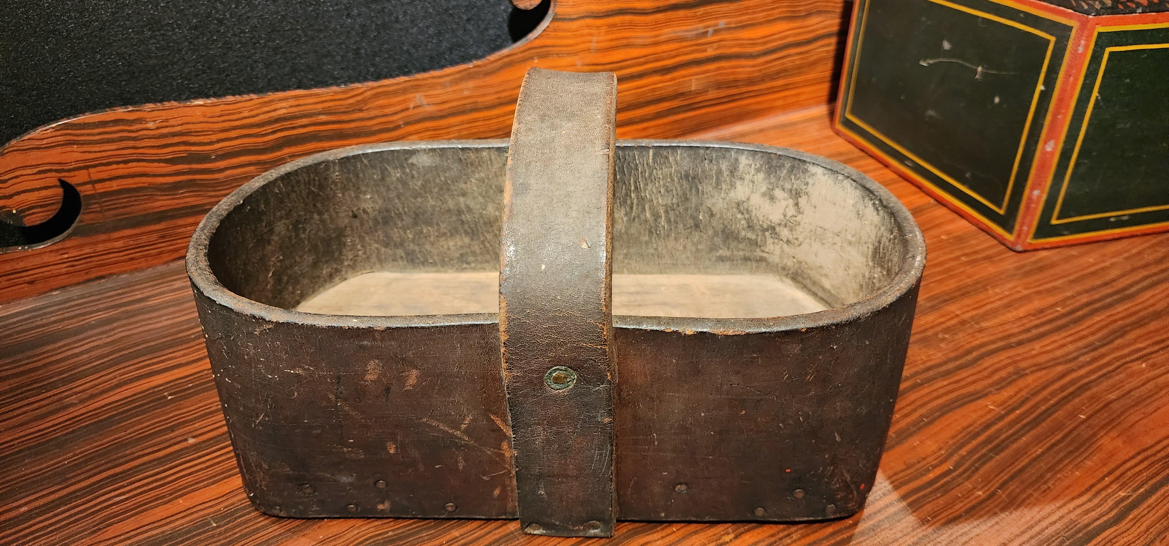 Porta attrezzi in pelle industriale fatto a mano con fondo in legno. Questa forma industriale chic è realizzata in pelle spessa e oliata, con una base in legno. 
Sarebbe perfetto come porta bibite. 
Francia, anni '20.
Questo articolo può essere