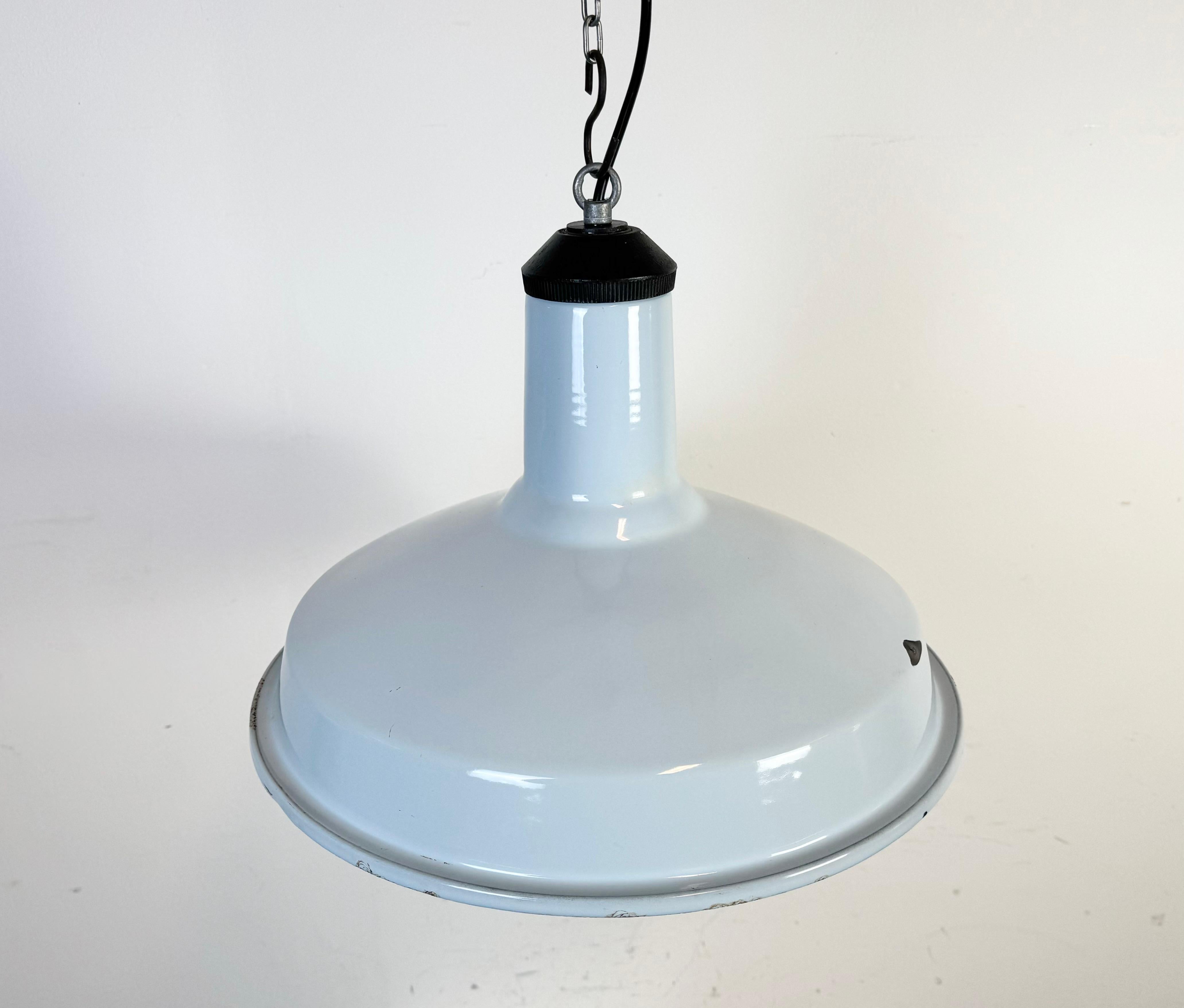 Lampe pendante d'usine industrielle en émail bleu clair, années 1960 en vente 3