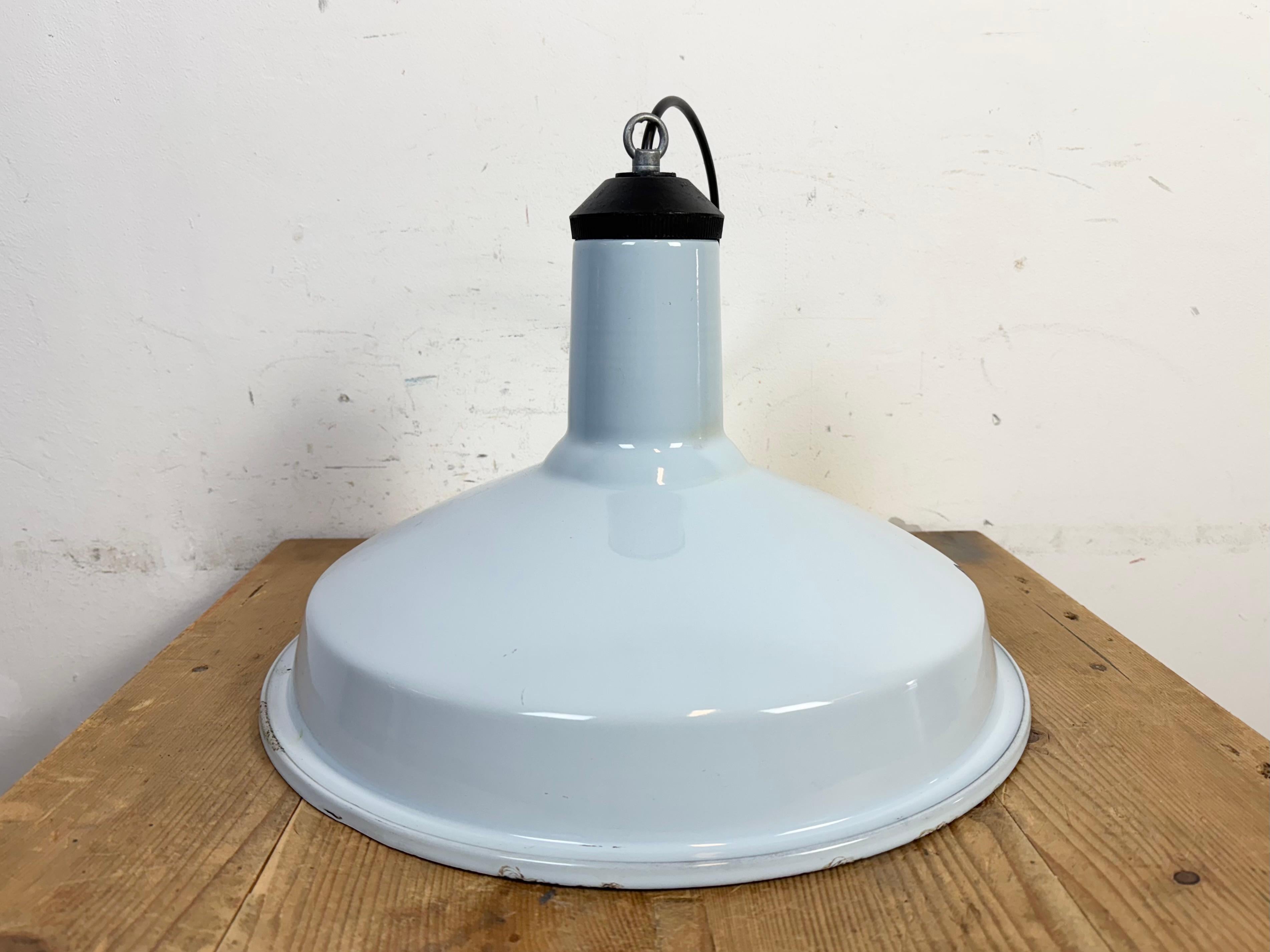 Lampe pendante d'usine industrielle en émail bleu clair, années 1960 en vente 4