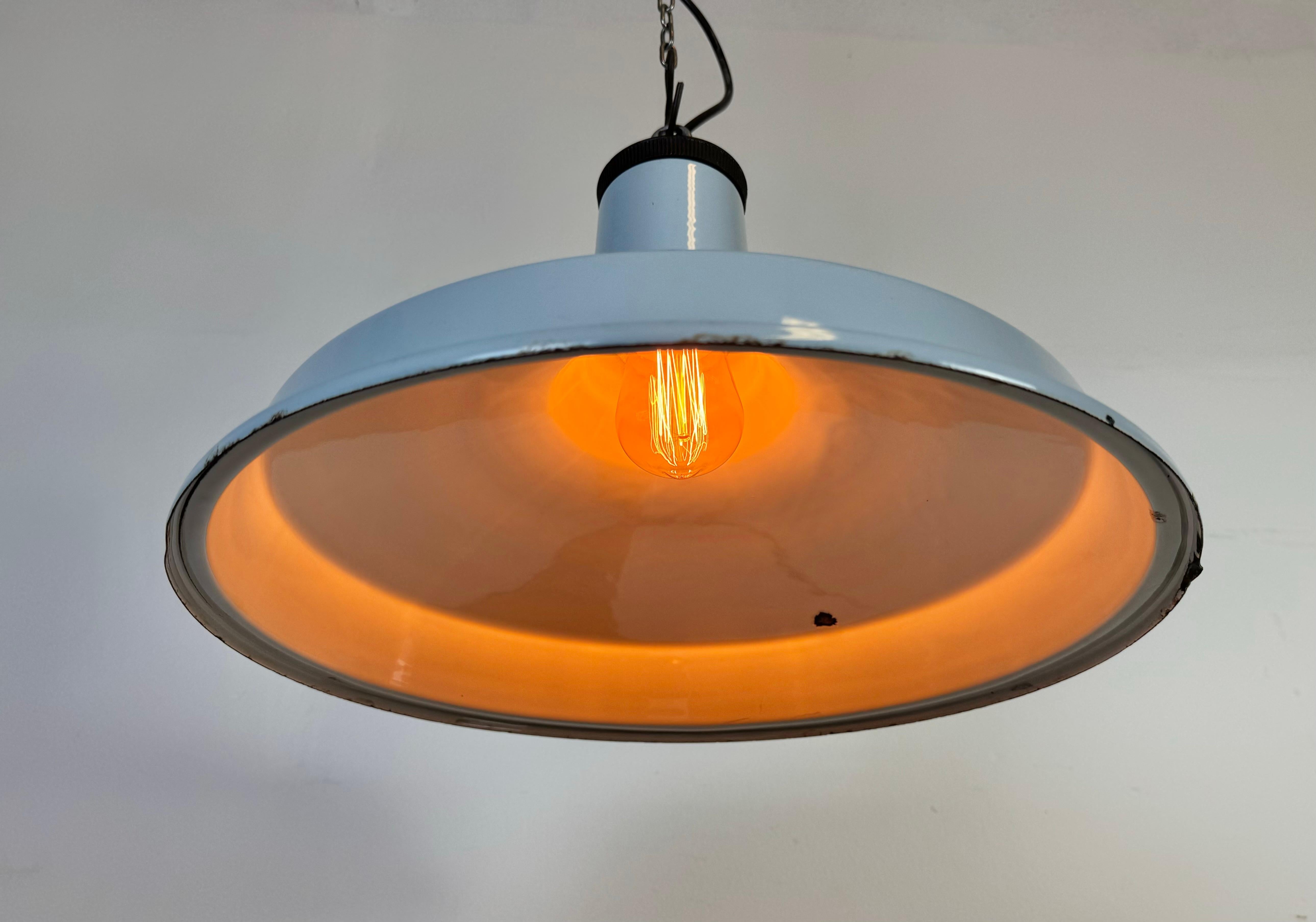 Lampe pendante d'usine industrielle en émail bleu clair, années 1960 en vente 5