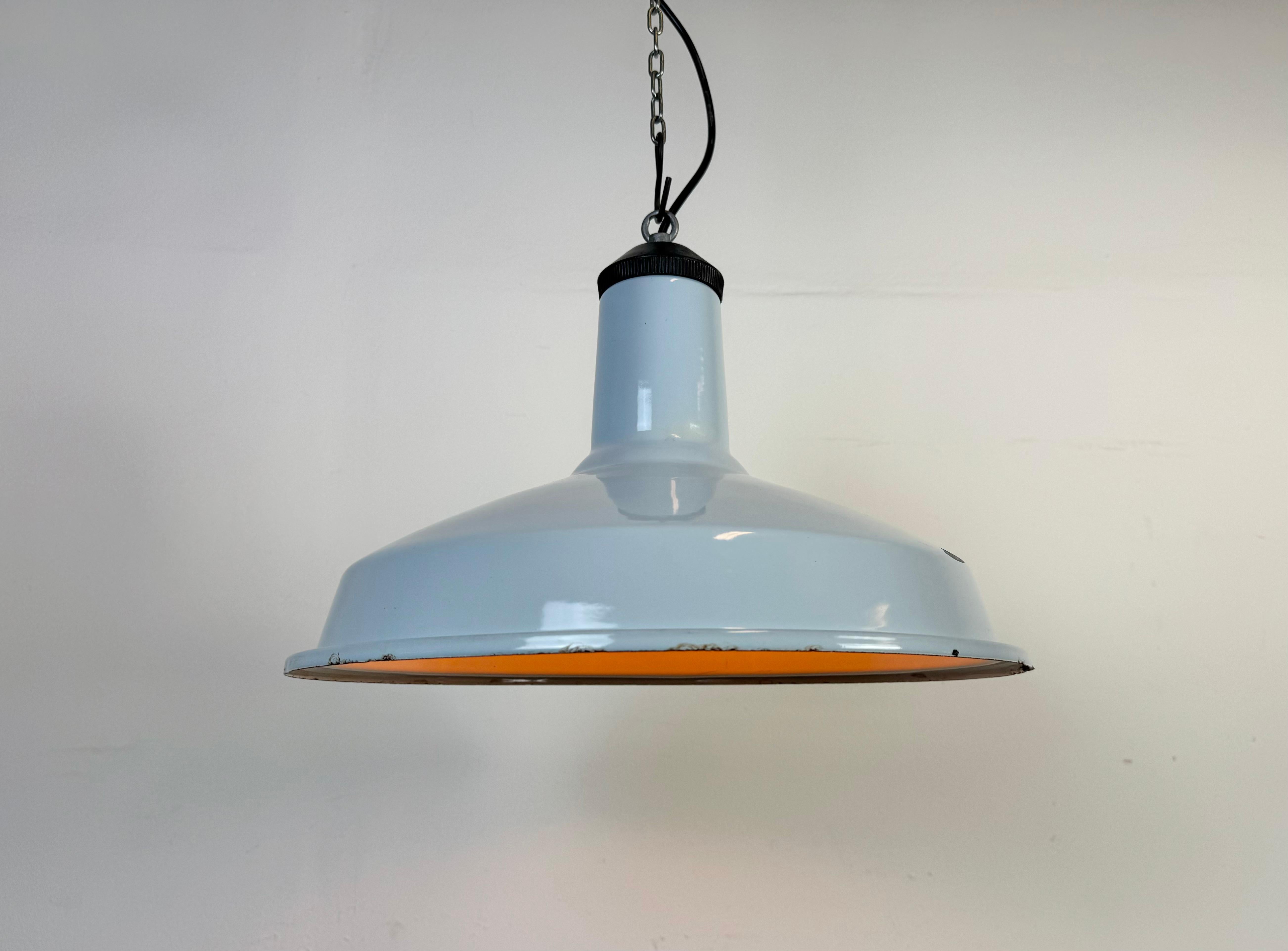 Lampe pendante d'usine industrielle en émail bleu clair, années 1960 en vente 6