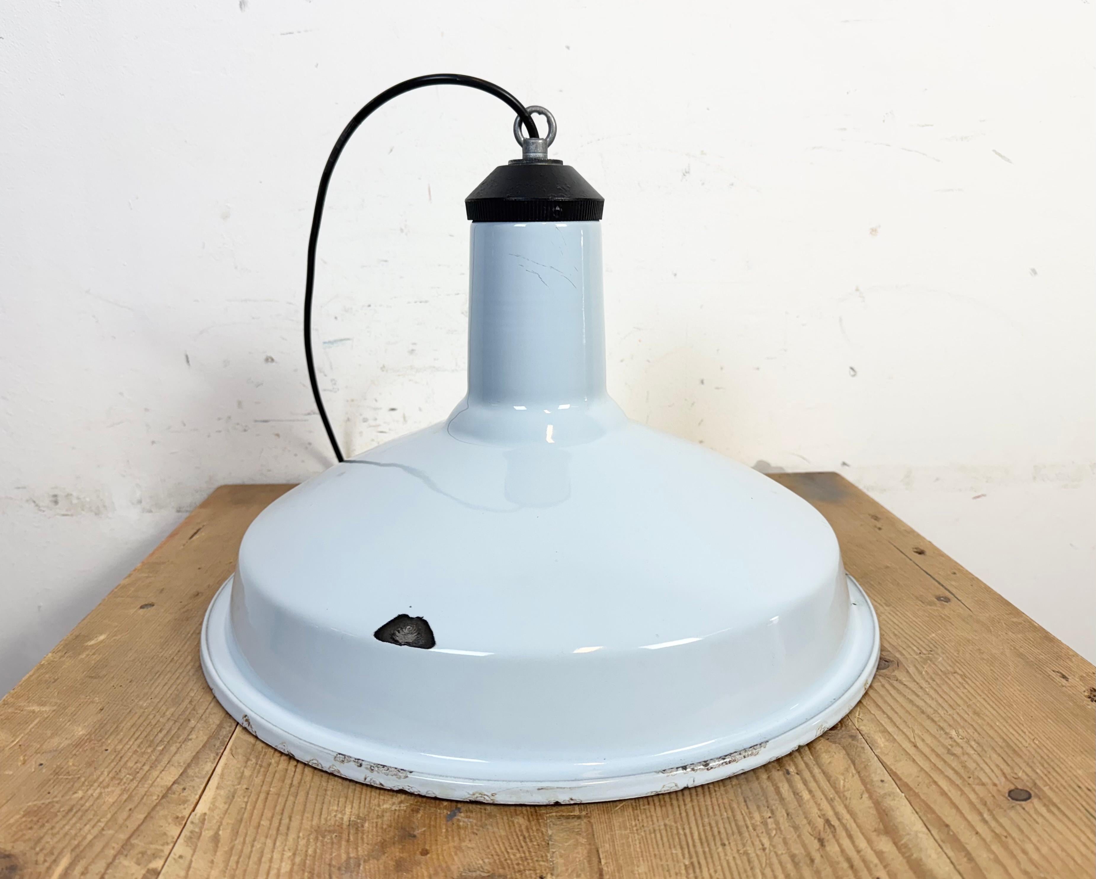 Lampe pendante d'usine industrielle en émail bleu clair, années 1960 en vente 7