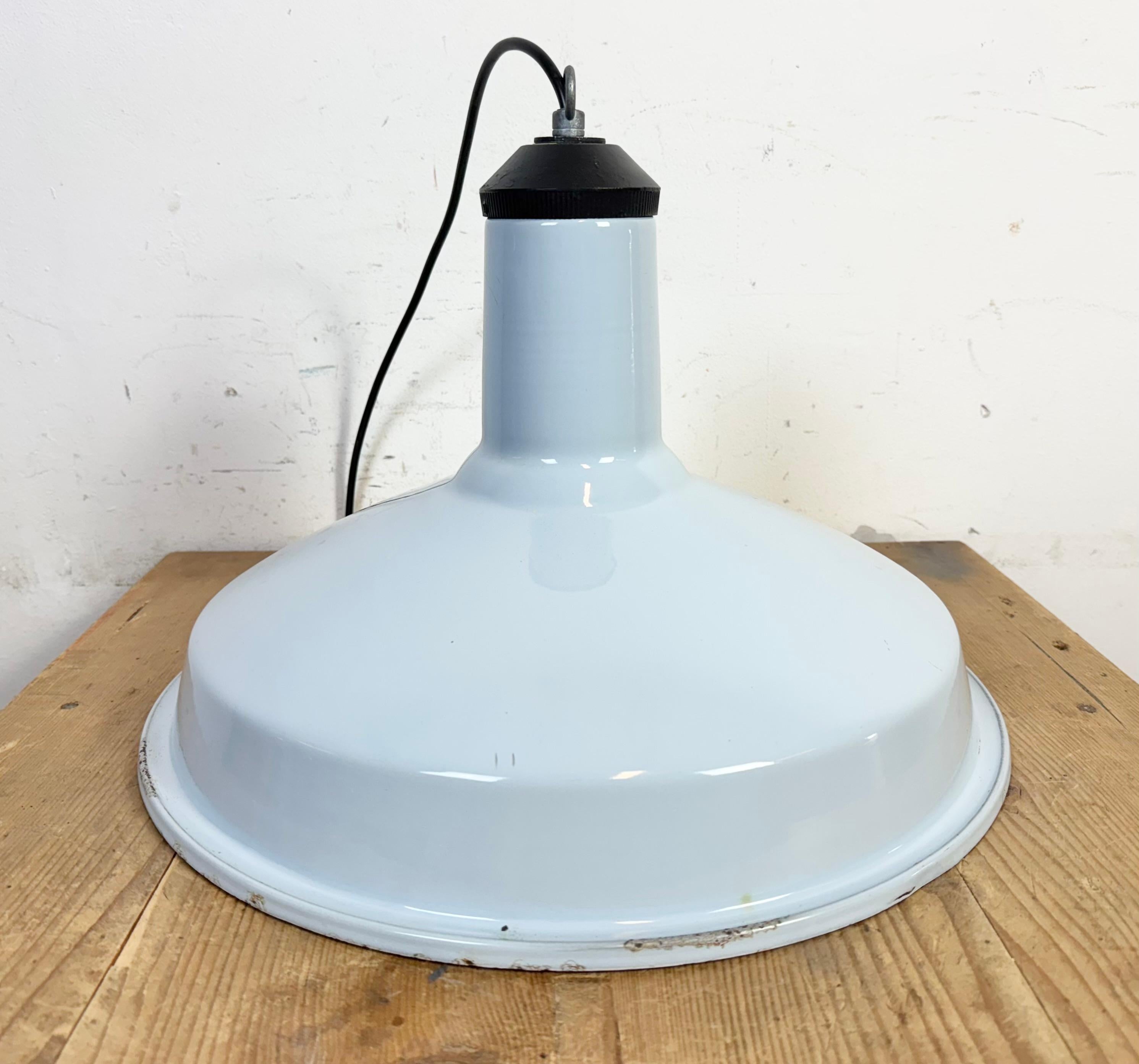 Lampe pendante d'usine industrielle en émail bleu clair, années 1960 en vente 8