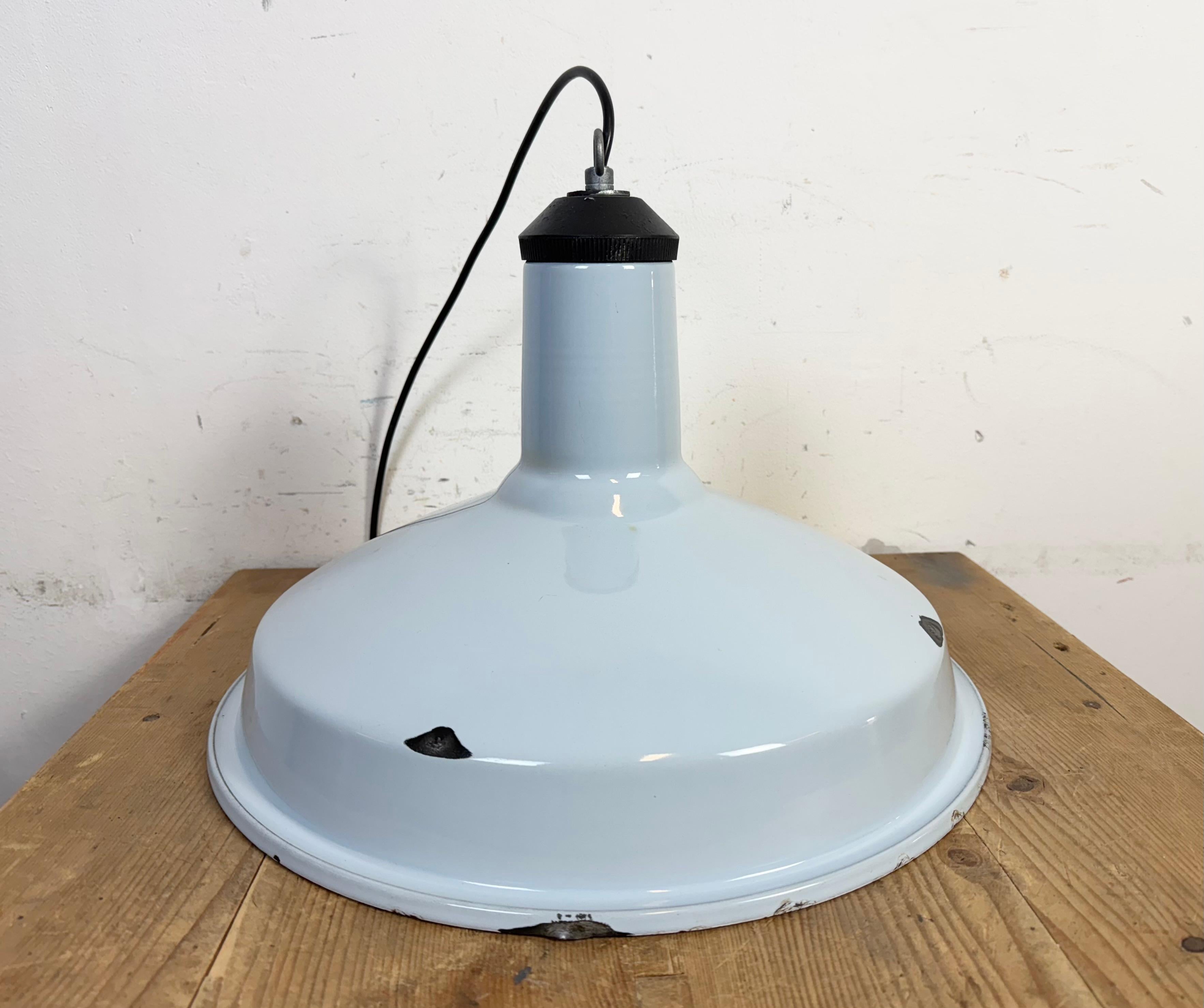 Lampe pendante d'usine industrielle en émail bleu clair, années 1960 en vente 10