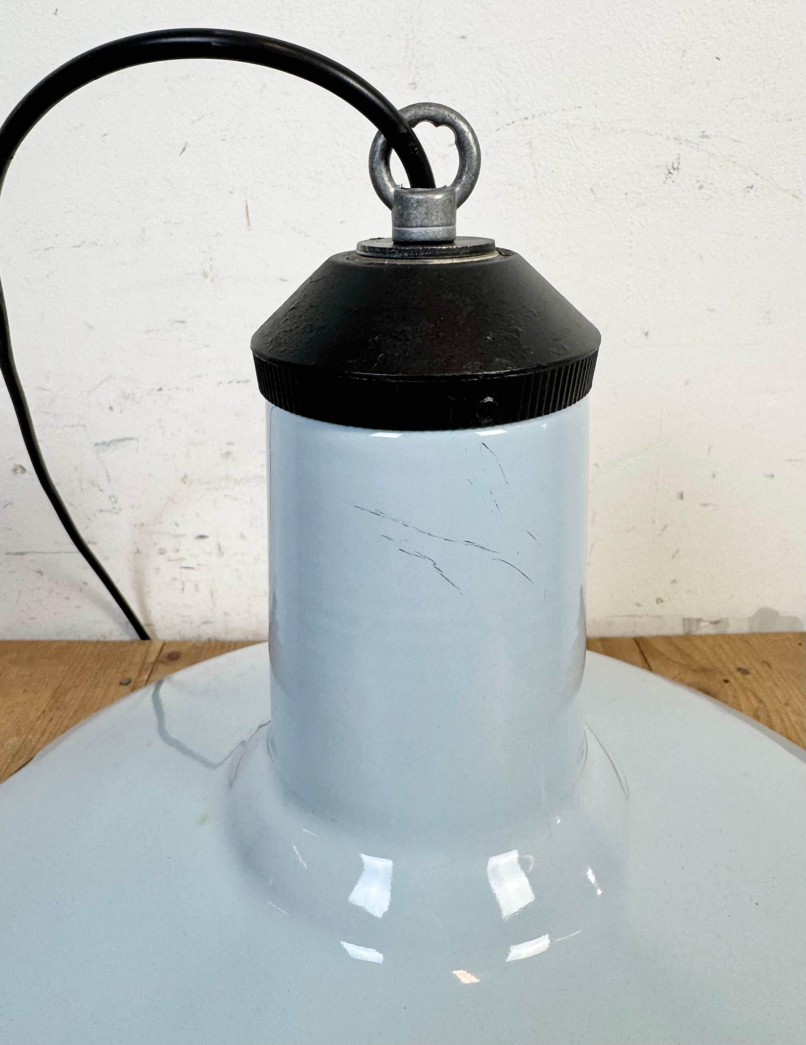 Lampe pendante d'usine industrielle en émail bleu clair, années 1960 en vente 11