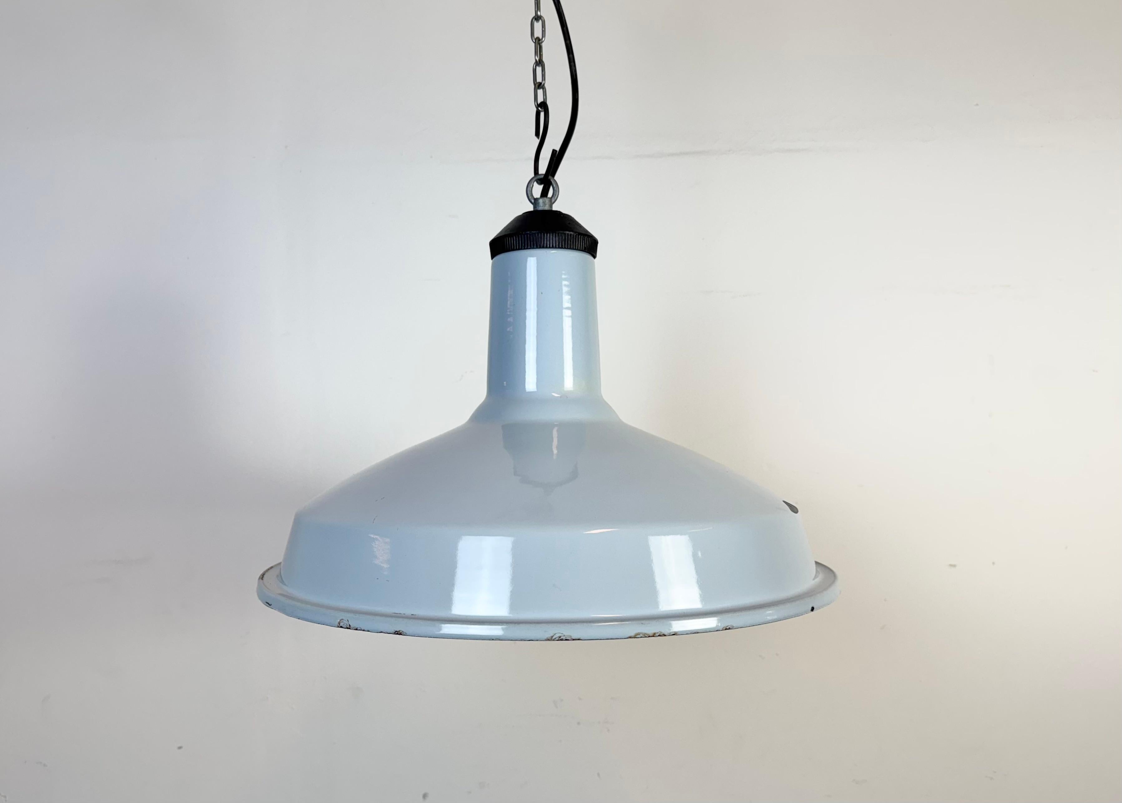 Suspension industrielle en émail bleu clair ( gris ) fabriquée au Royaume-Uni dans les années 1960. Émail blanc à l'intérieur de la teinte. Dessus en métal. La douille est compatible avec les ampoules standard E27/ E26. Un nouveau fil. Le poids de