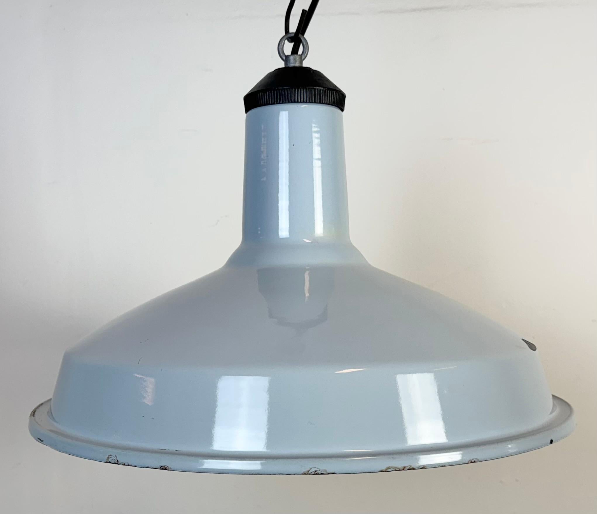 Industriel Lampe pendante d'usine industrielle en émail bleu clair, années 1960 en vente