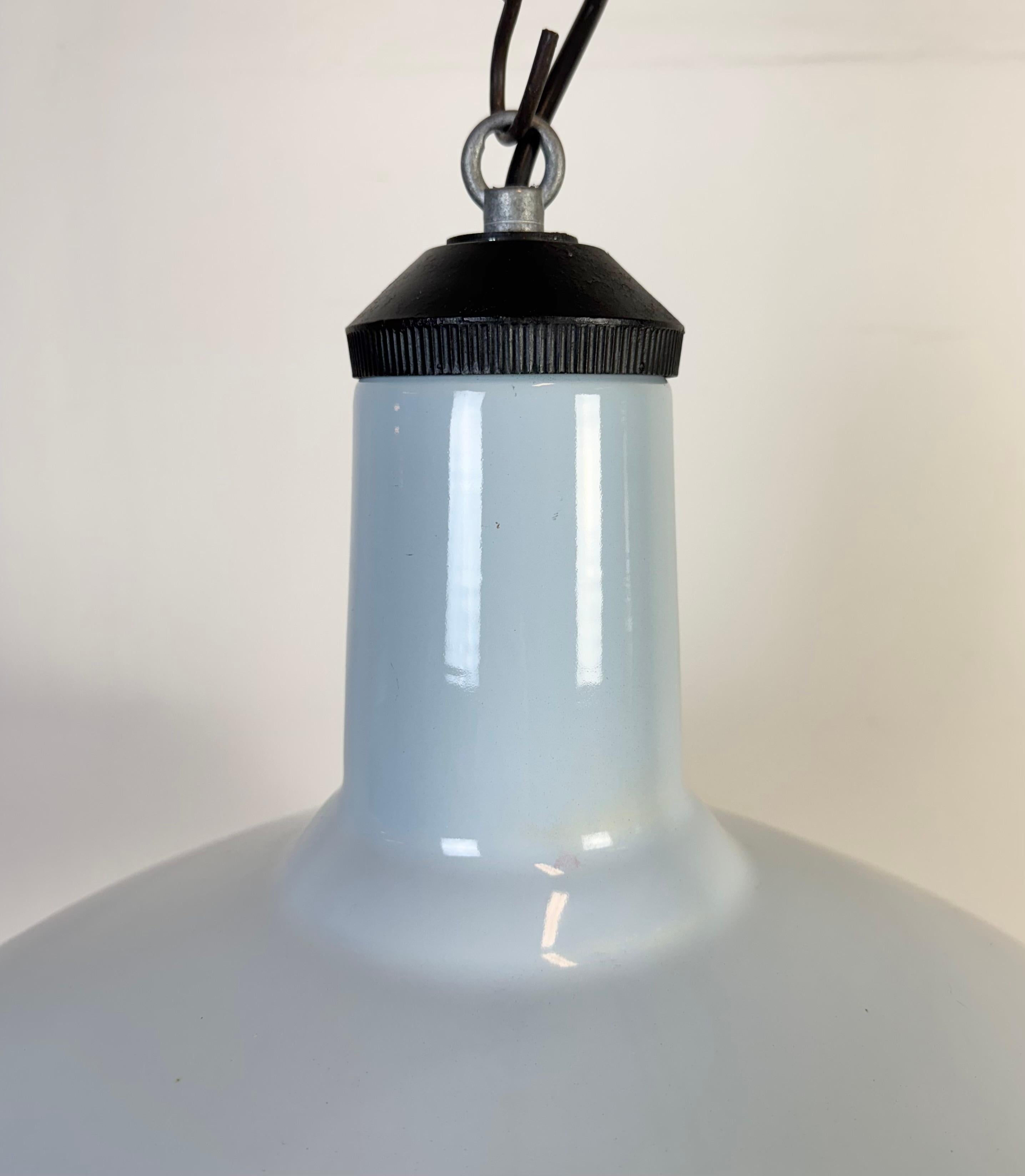 Britannique Lampe pendante d'usine industrielle en émail bleu clair, années 1960 en vente