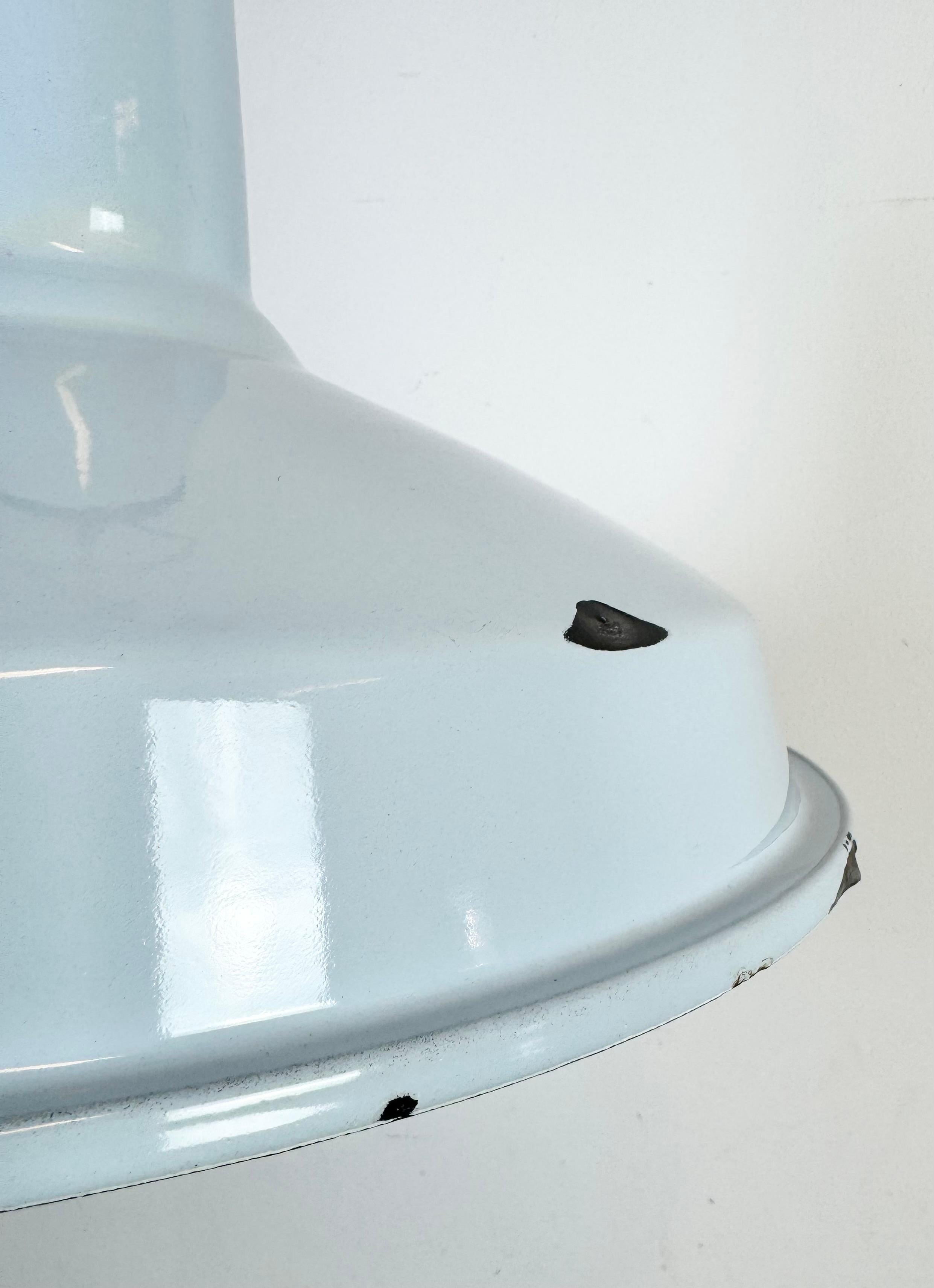 Lampe pendante d'usine industrielle en émail bleu clair, années 1960 Bon état - En vente à Kojetice, CZ