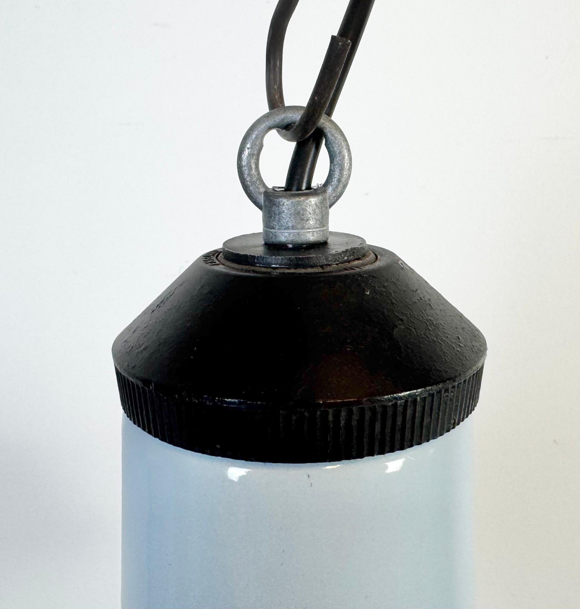 20ième siècle Lampe pendante d'usine industrielle en émail bleu clair, années 1960 en vente