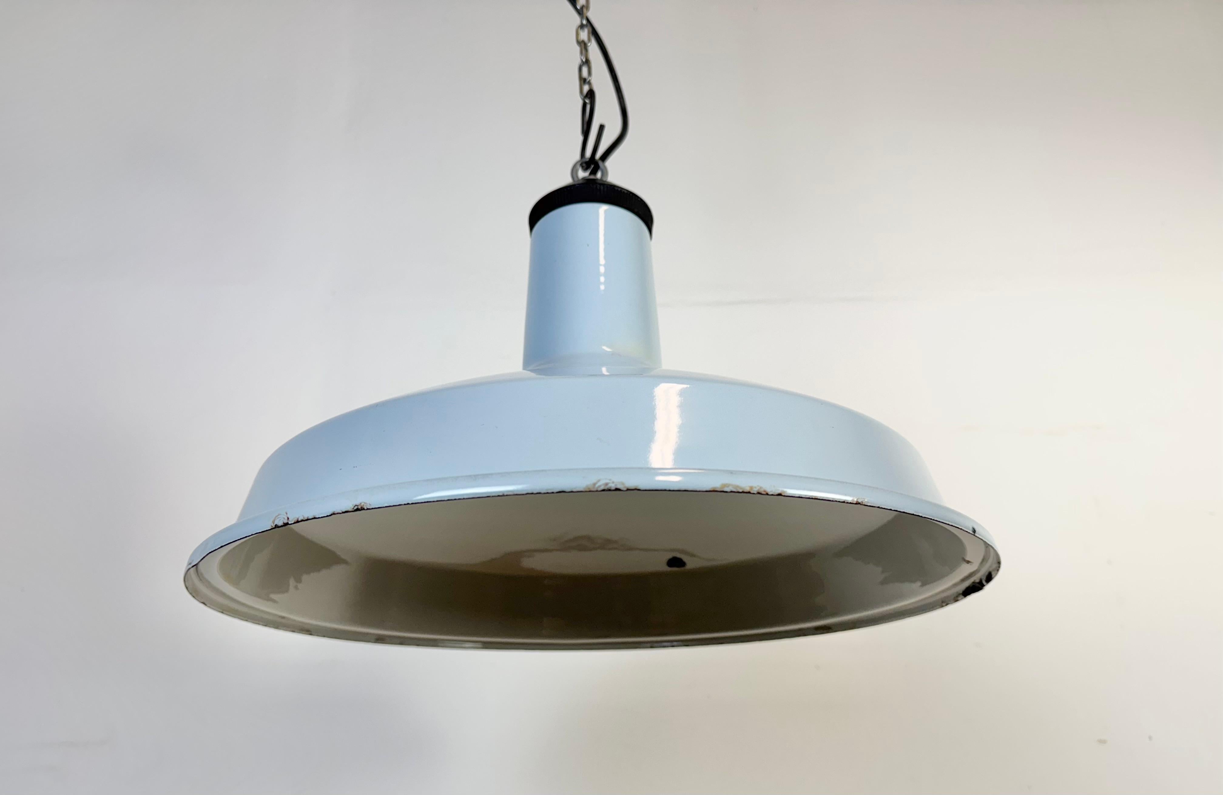 Lampe pendante d'usine industrielle en émail bleu clair, années 1960 en vente 2