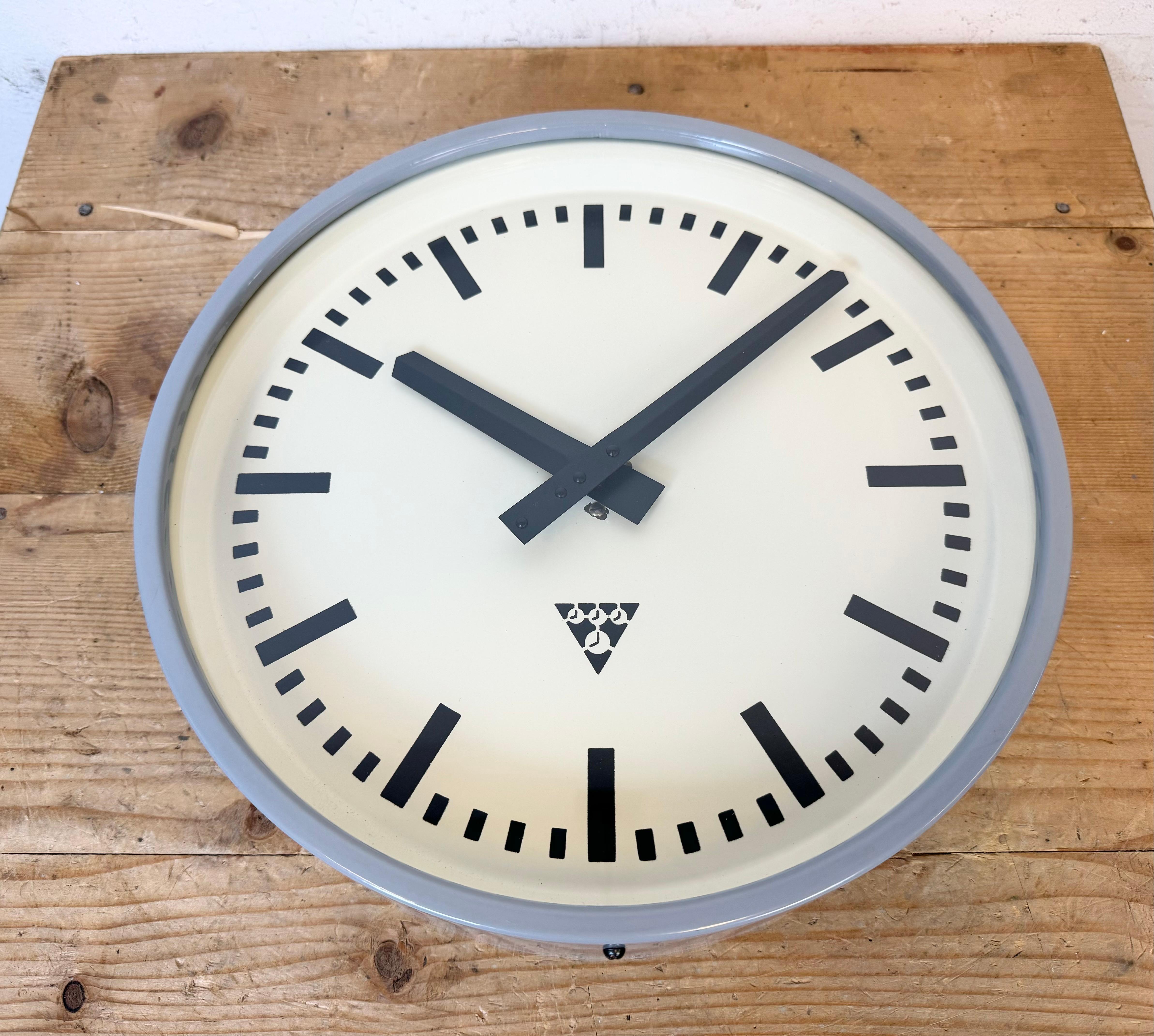 Industrial Light Grey Factory Wall Clock from Pragotron, 1960s For Sale 3