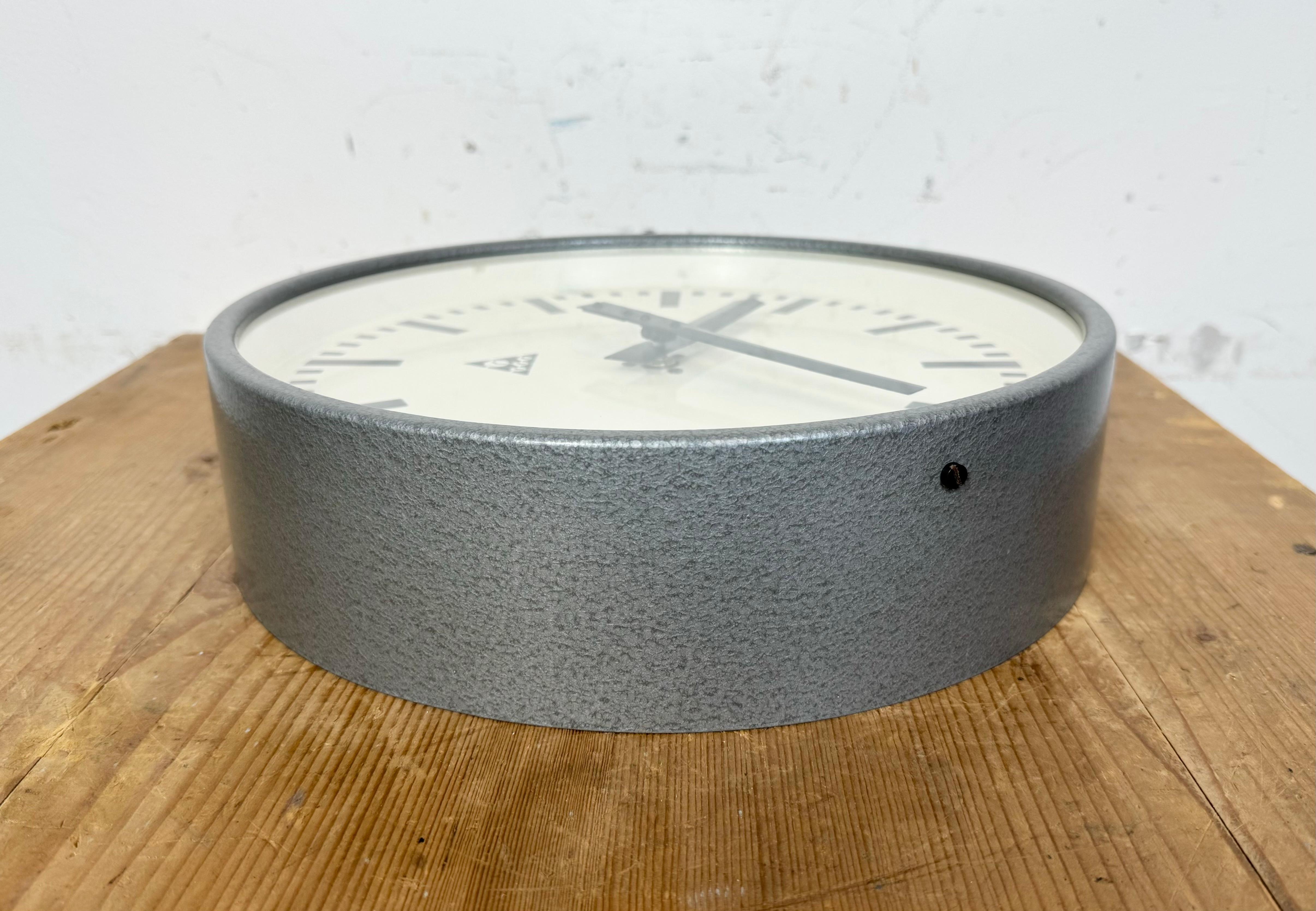 Industrial Grey Hammer Paint Factory Wall Clock from Pragotron, 1960s For Sale 5