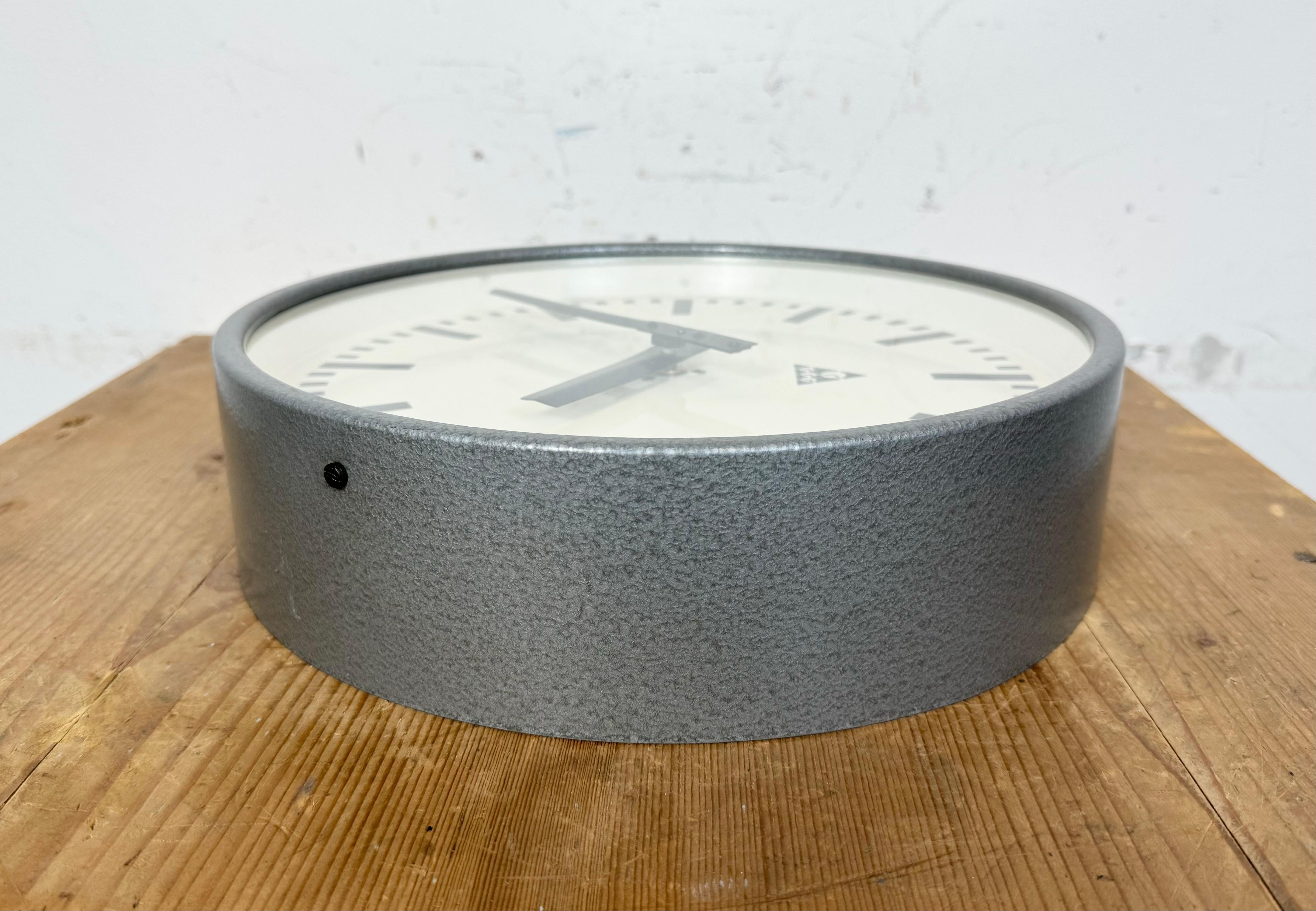 Industrial Grey Hammer Paint Factory Wall Clock from Pragotron, 1960s For Sale 7