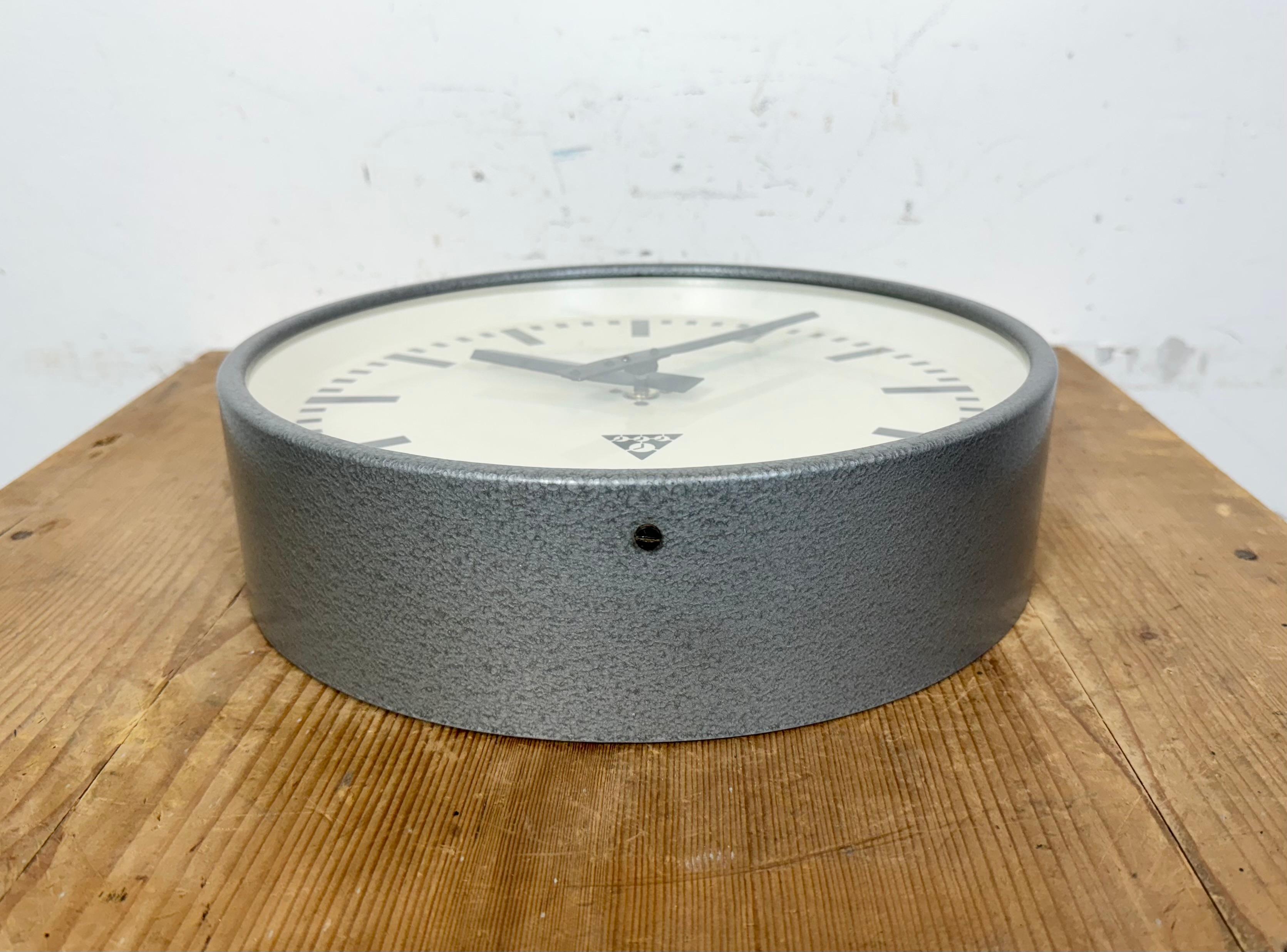 Industrial Grey Hammer Paint Factory Wall Clock from Pragotron, 1960s For Sale 2