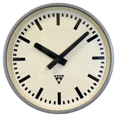 Orologio da parete industriale grigio con vernice a martello di Pragotron, anni '60