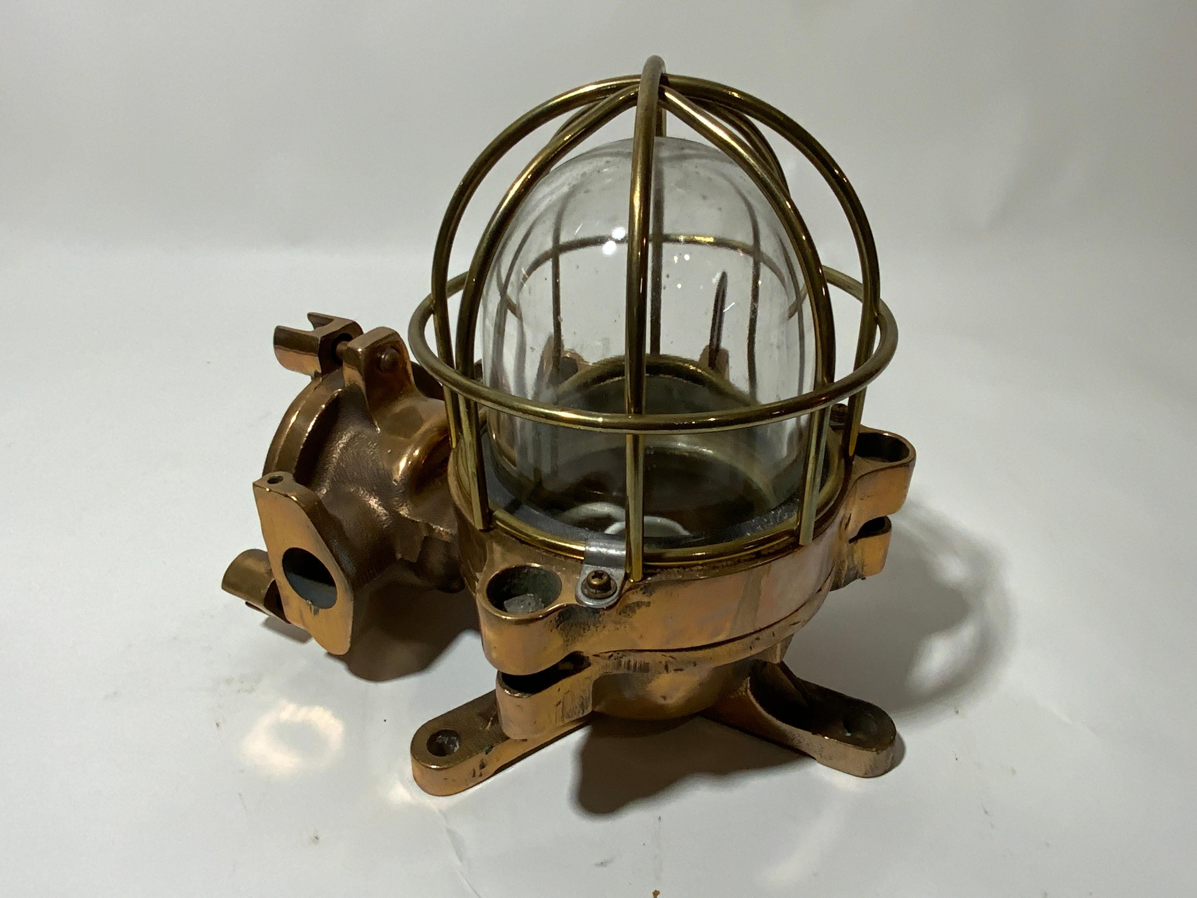 Lámpara de techo Ships de Kokosha de Japón. Extremadamente bien fabricada, con tres pies de lengüeta, lente de cristal grueso, jaula protectora de latón, etc. La unidad ha sido despojada de pintura y muy pulida muy pesada en libras. 9