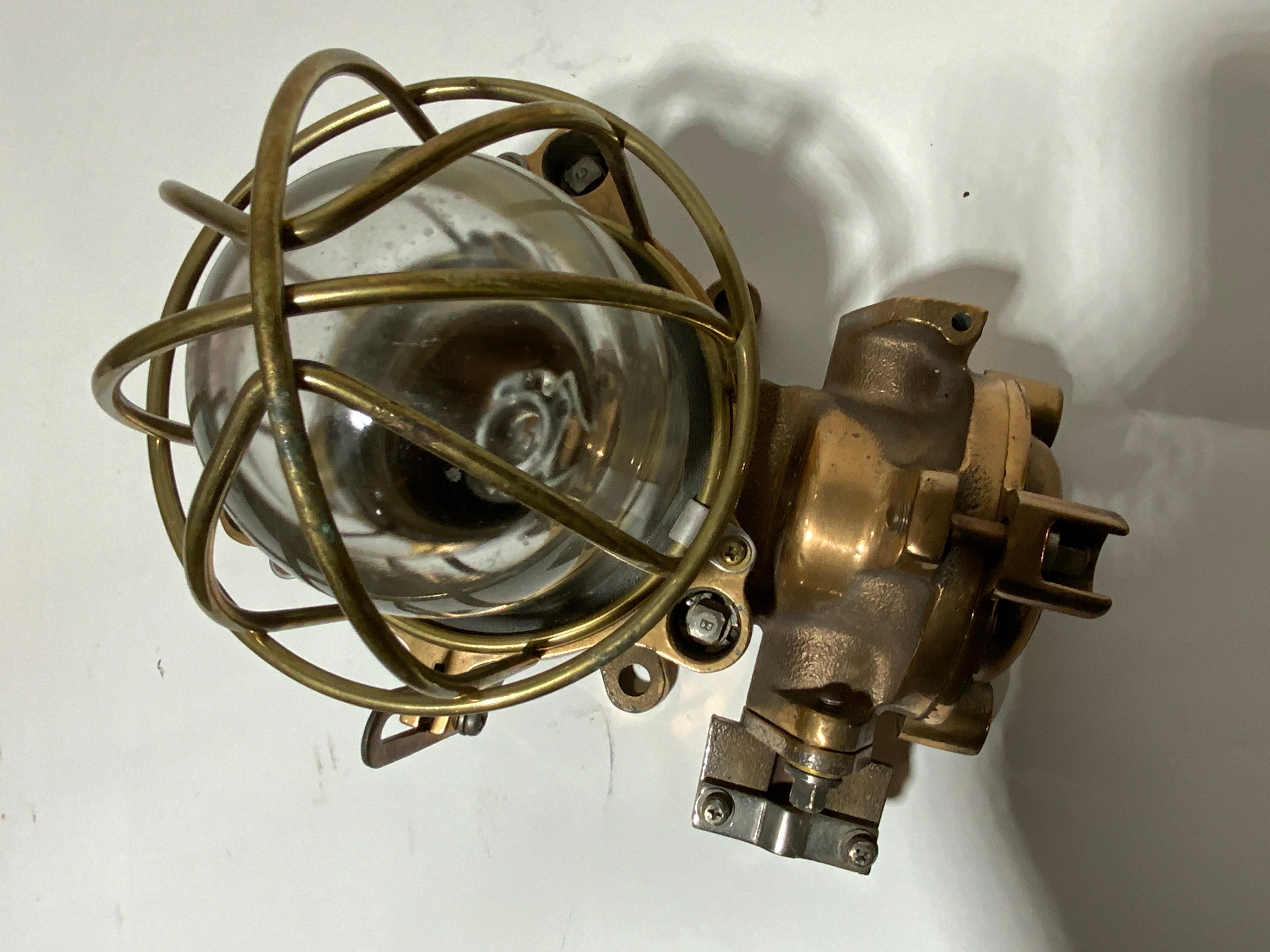 Iluminación industrial de un barco en venta 3