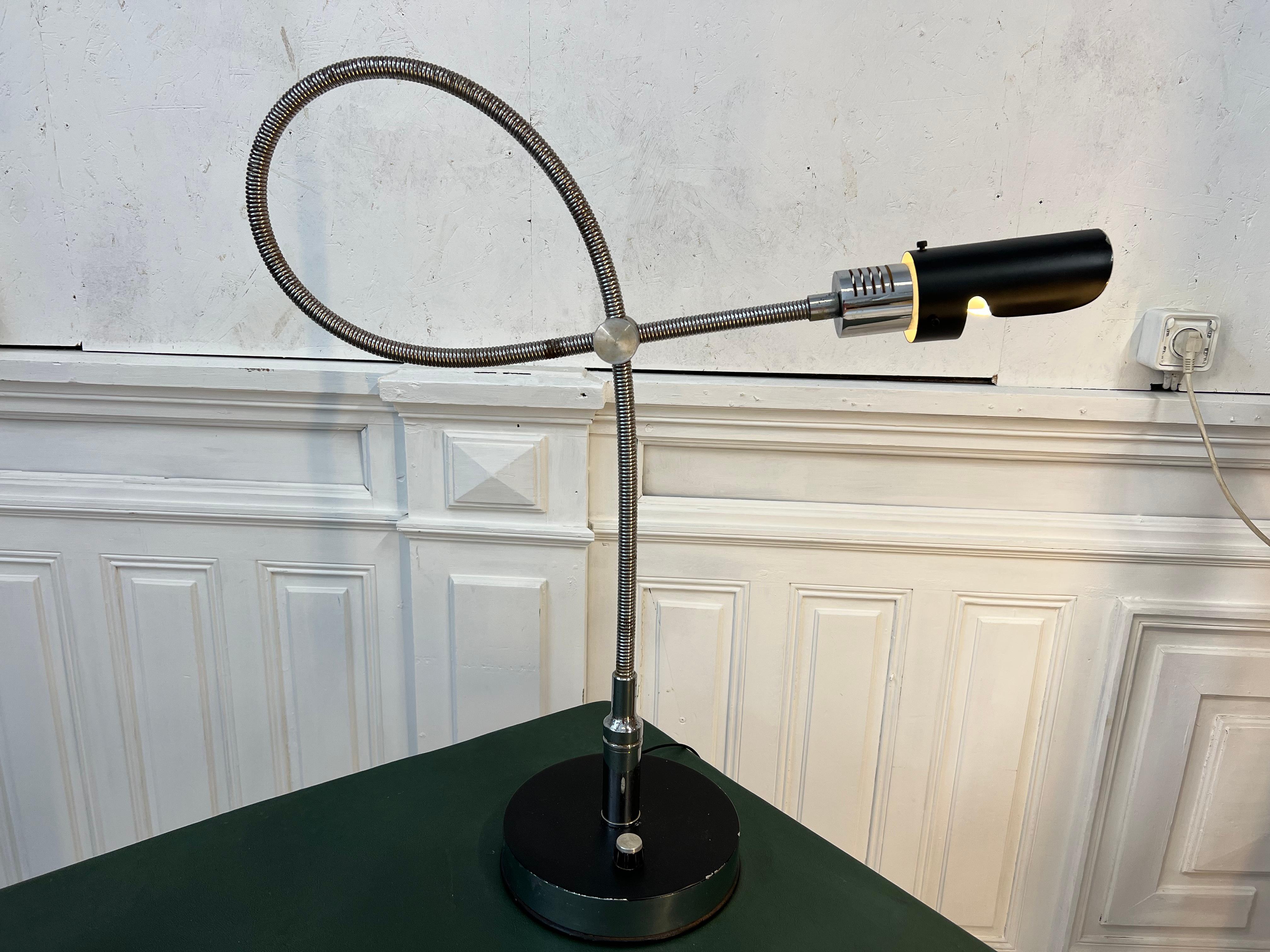 Industrial lamp adjustable in height and length through its flexible spring
it was published in 1969 by Mado and created by Josep Maria Magem
its Industrial look and its patina of time will make you dive into the 70s.