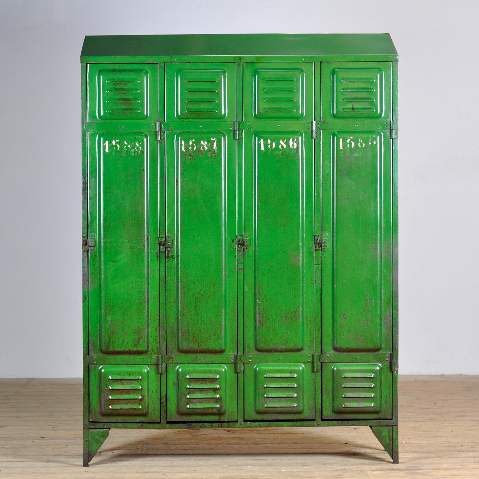 Dieser Schrank wurde um 1940 in Frankreich hergestellt und verfügt über vier Fächer, in denen Sie all Ihre Habseligkeiten unterbringen können. Im oberen Teil ein Regal und im unteren Teil Kleiderhaken. Der Schrank hat eine grüne Farbe, die zu jedem