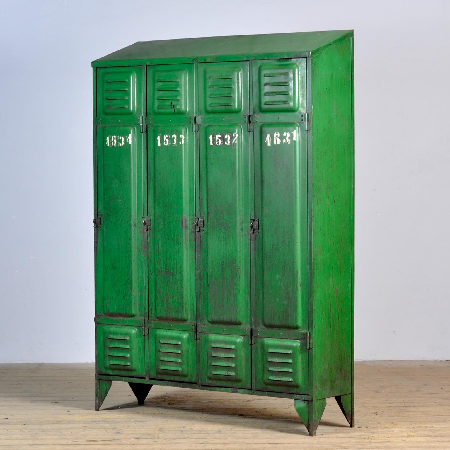 Industrial locker, 1940s In Good Condition For Sale In Amsterdam, Noord Holland