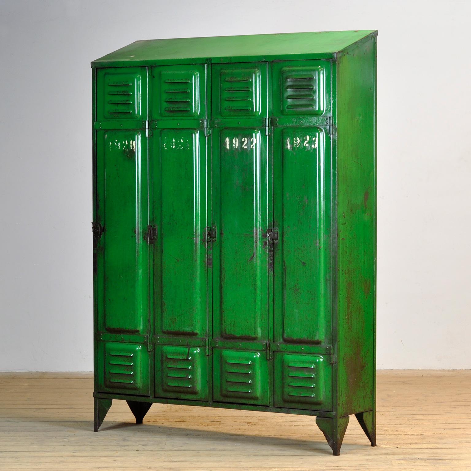 Industrial locker, 1950s In Good Condition For Sale In Amsterdam, Noord Holland