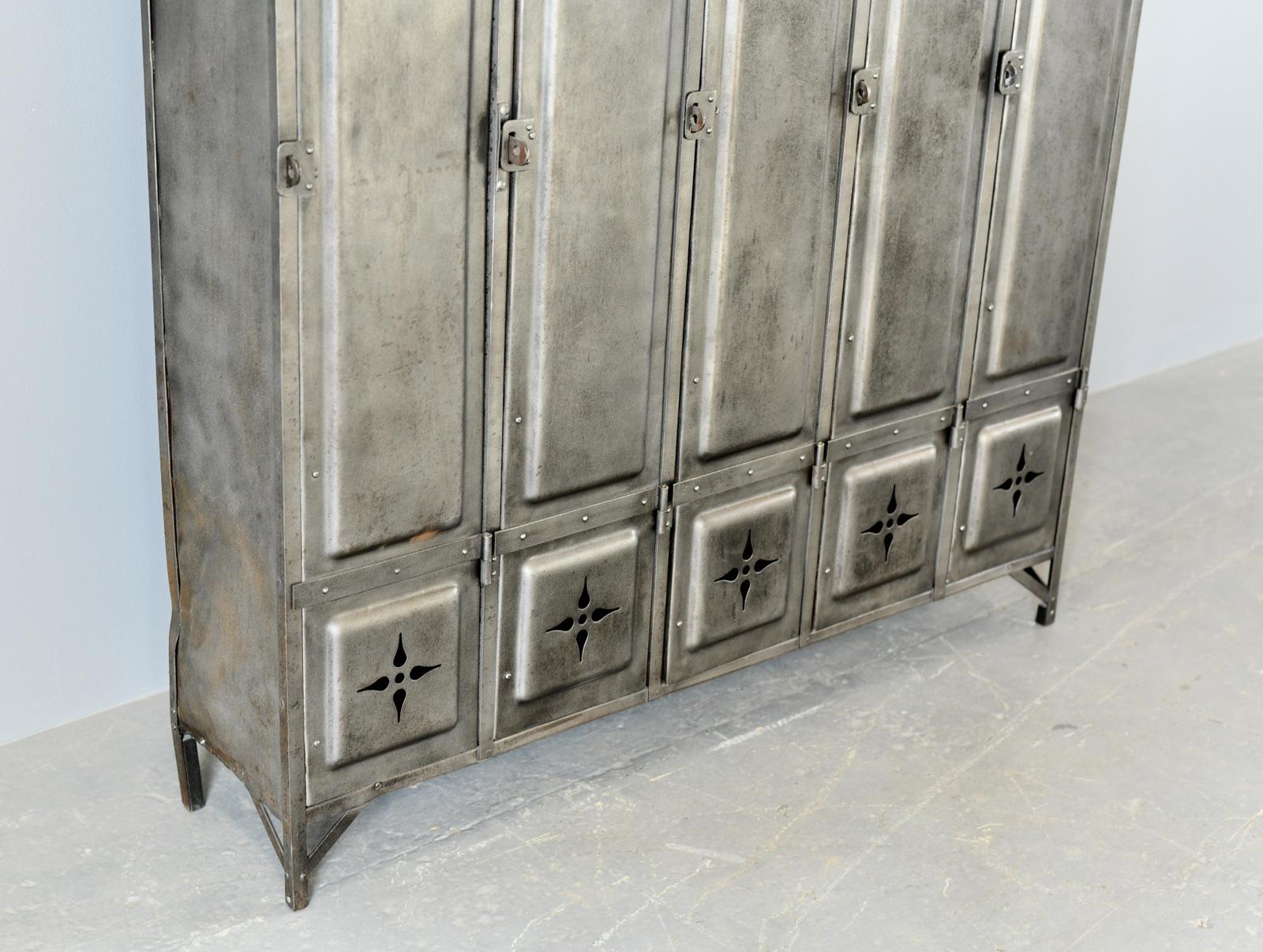 Taquillas industriales de Kuppersbusch circa años 20

- De acero remachado
- Detalles florales en las puertas y el suelo de cada compartimento
- Cada compartimento tiene espacio para colgar y estantes
- Fabricado por Kuppersbusch
- Alemán ~ Años