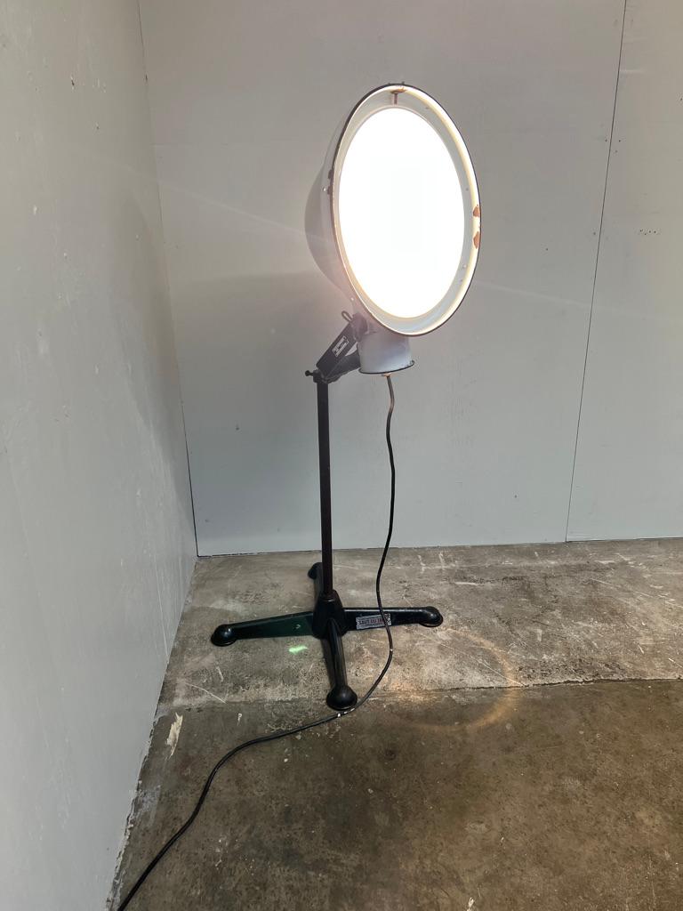 Lampadaire industriel Loft Philips - Boîtier en céramique blanche et base en métal NV 15 en vente 3