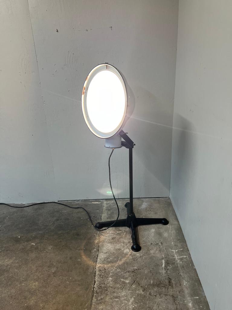 Lampadaire industriel Loft Philips - Boîtier en céramique blanche et base en métal NV 15 en vente 4