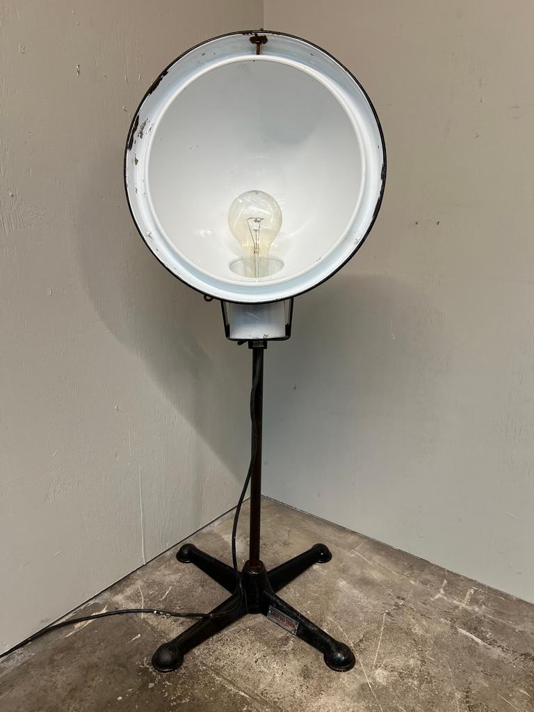 Rare A.I.C C. Philips Industrial Flood Light sur base métallique Saut du Tarn - Floor Standing

Un remarquable et exceptionnellement rare projecteur industriel sur pied des années 1920 fabriqué par Philips, monté sur une lourde base originale en