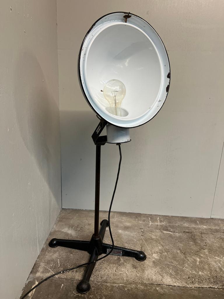 Mid-Century Modern Lampadaire industriel Loft Philips - Boîtier en céramique blanche et base en métal NV 15 en vente