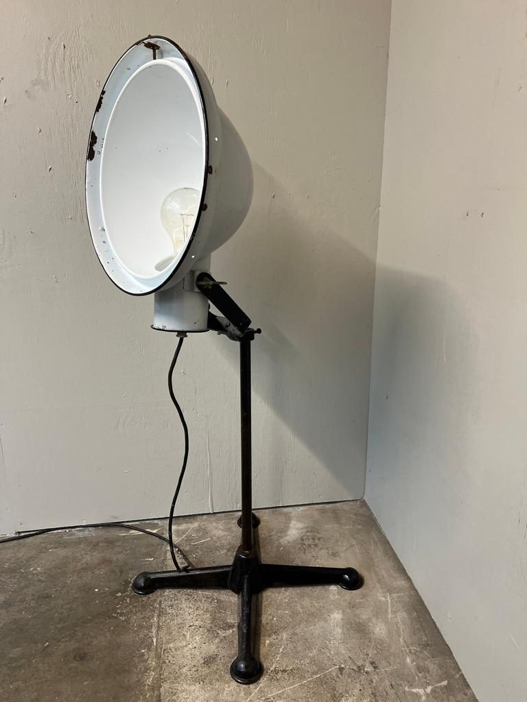 Néerlandais Lampadaire industriel Loft Philips - Boîtier en céramique blanche et base en métal NV 15 en vente