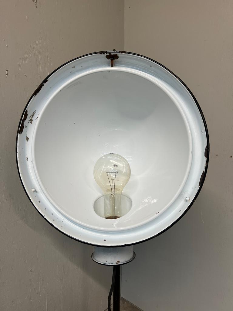 Lampadaire industriel Loft Philips - Boîtier en céramique blanche et base en métal NV 15 Bon état - En vente à Markington, GB