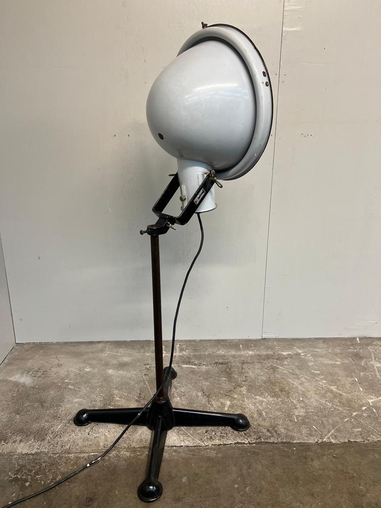 Lampadaire industriel Loft Philips - Boîtier en céramique blanche et base en métal NV 15 en vente 1
