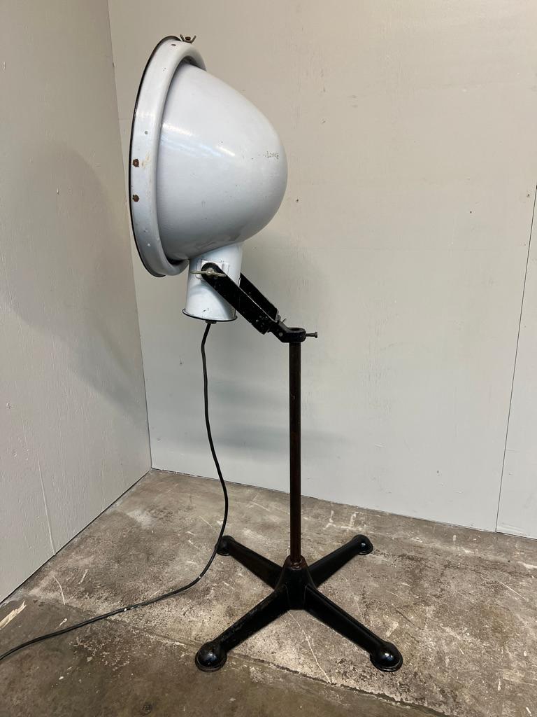 Lampadaire industriel Loft Philips - Boîtier en céramique blanche et base en métal NV 15 en vente 2