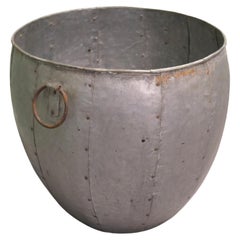 Panier à bûches ou jardinière en forme de chaudron d'aspect industriel