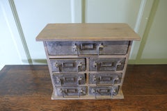 Metall-Ablageschubladen im Industrie-Look, Sammler-Schrank