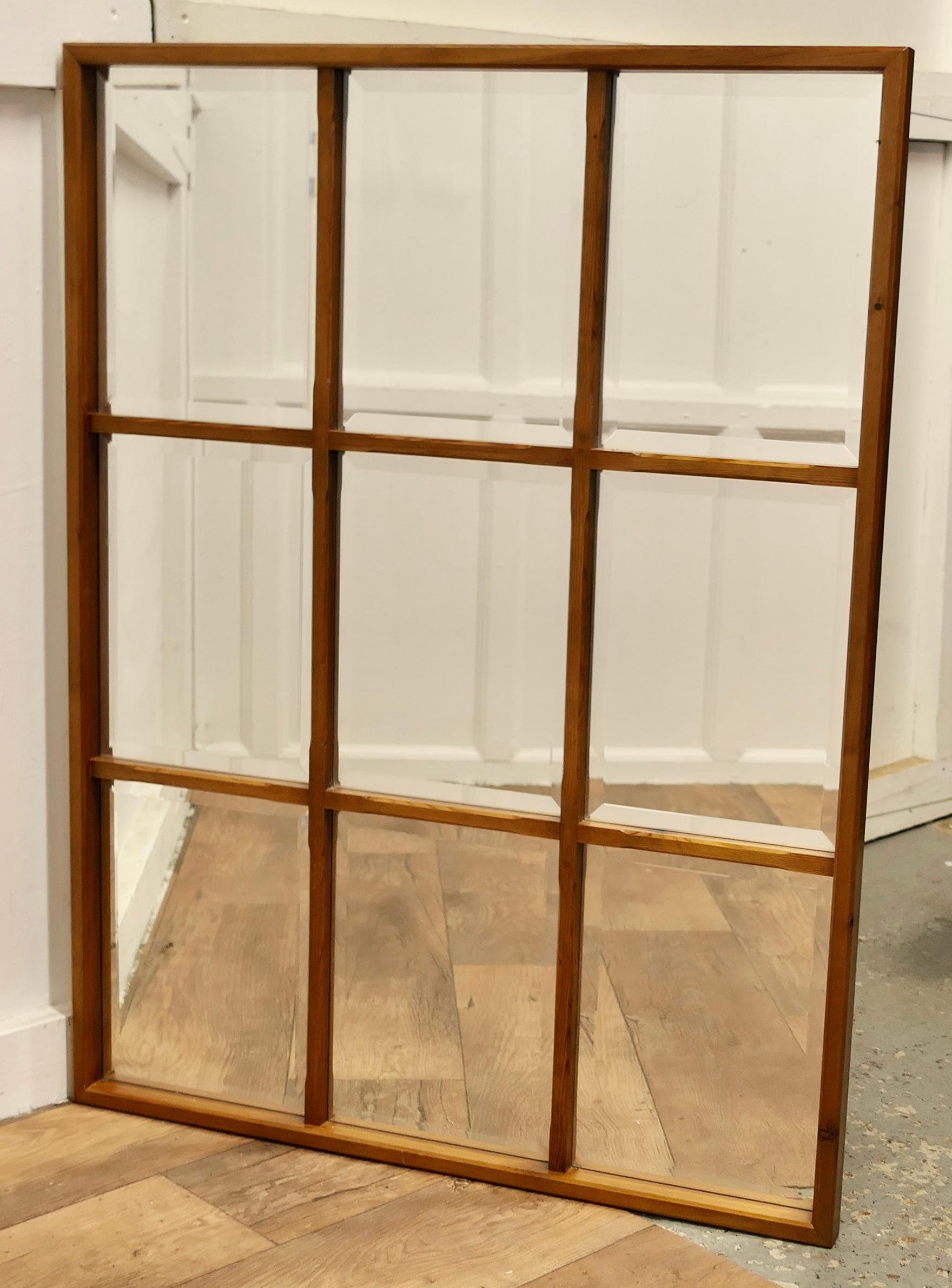 Miroir de fenêtre carré à l'aspect industriel The Window 

Ce grand cadre en pitch-pine est accompagné de 9 petits miroirs rectangulaires. Les miroirs ont tous des bords biseautés et donnent l'illusion de regarder à travers une fenêtre. 

Une pièce